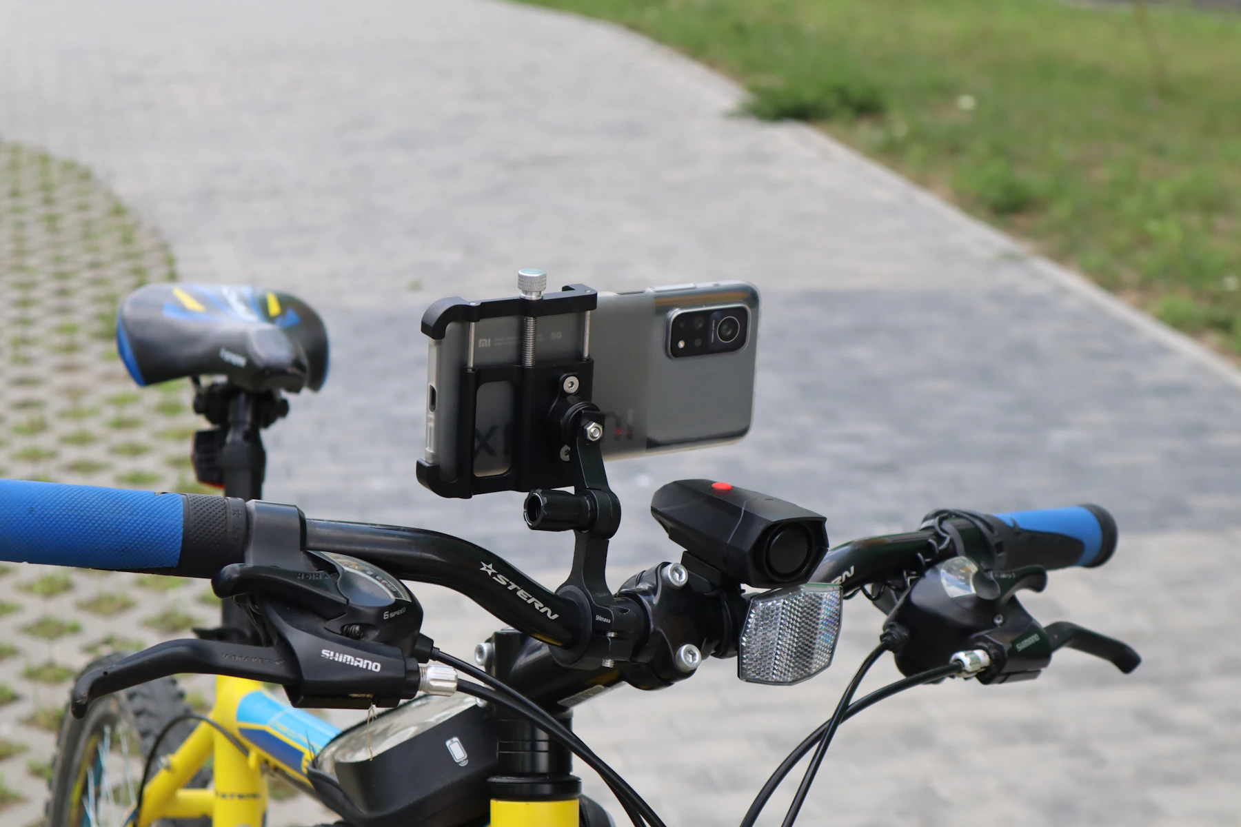 Bicycle cockpit equipped with practical urban riding accessories