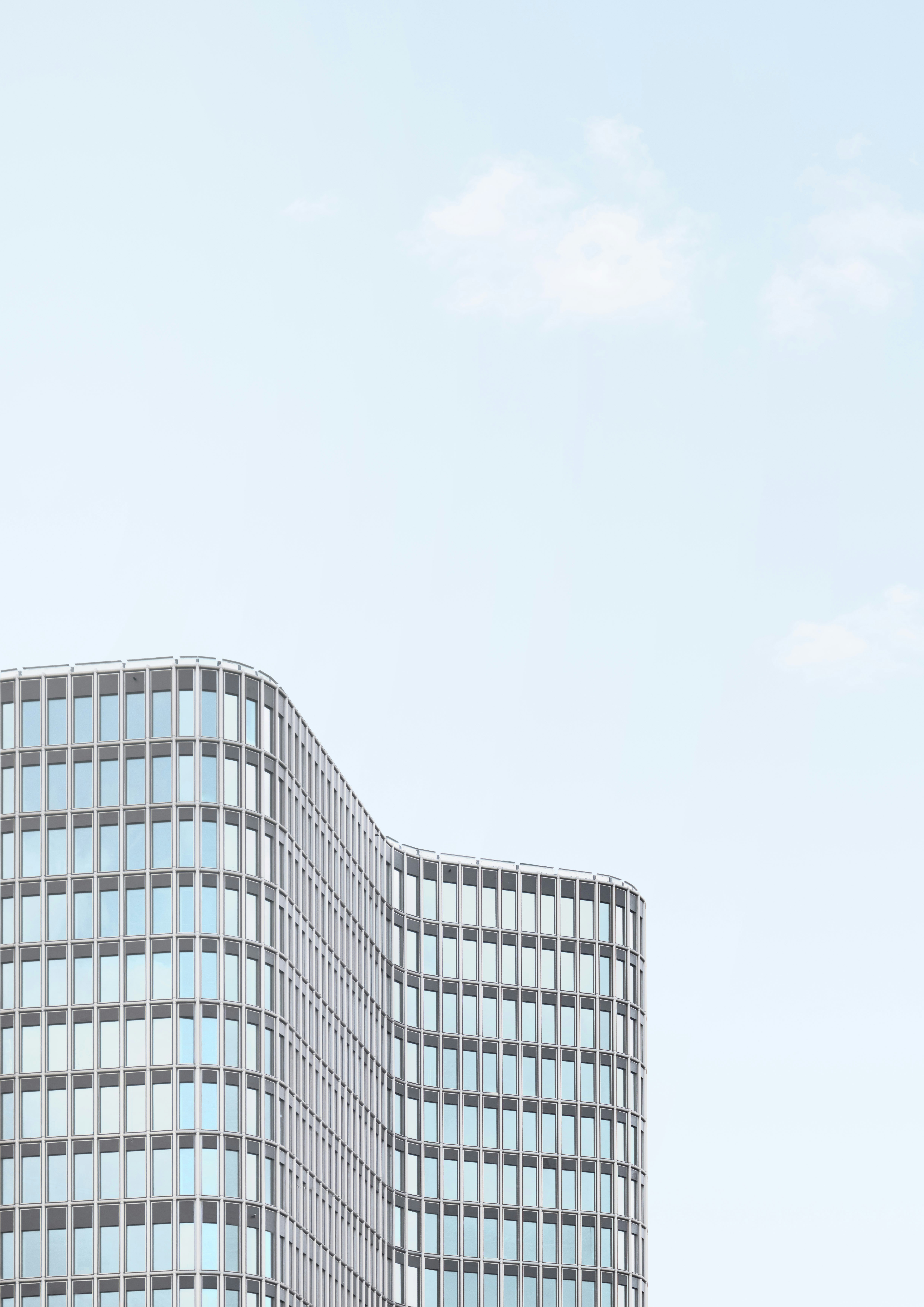 Moderno edificio in vetro contro un cielo limpido