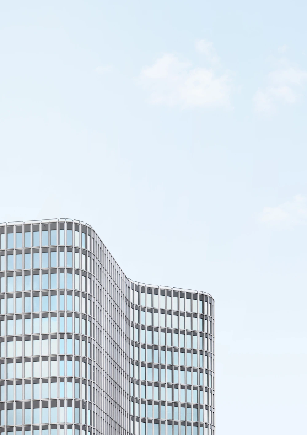 Strakke lijnen in de glazen gevel van een modern bedrijfsgebouw. Sfeerbeeld.