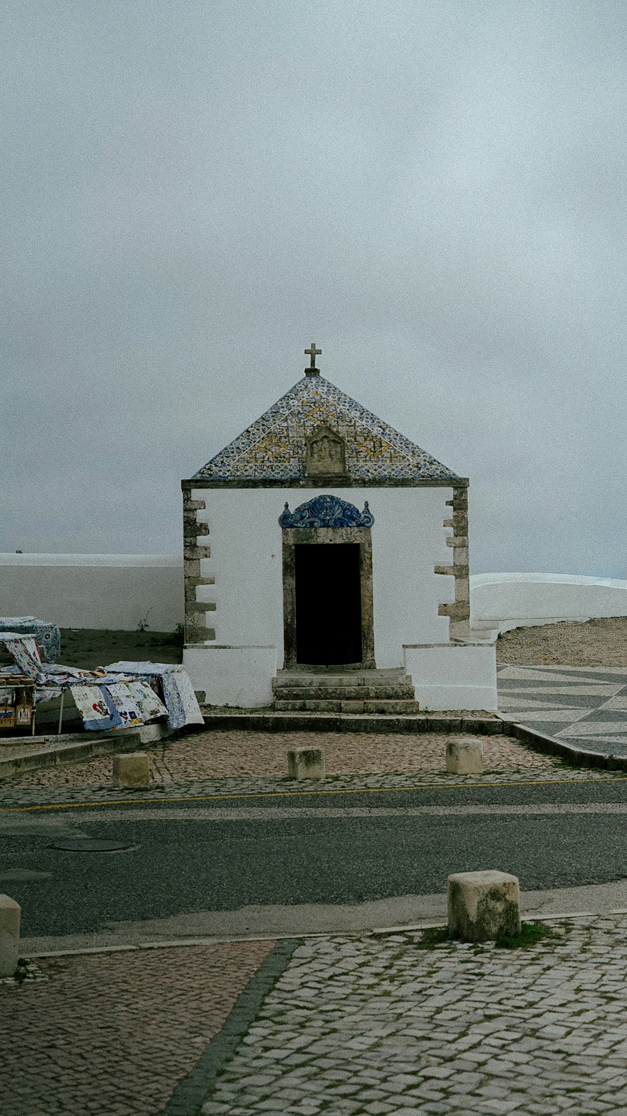 華やかな屋根と入り口のある小さな礼拝堂