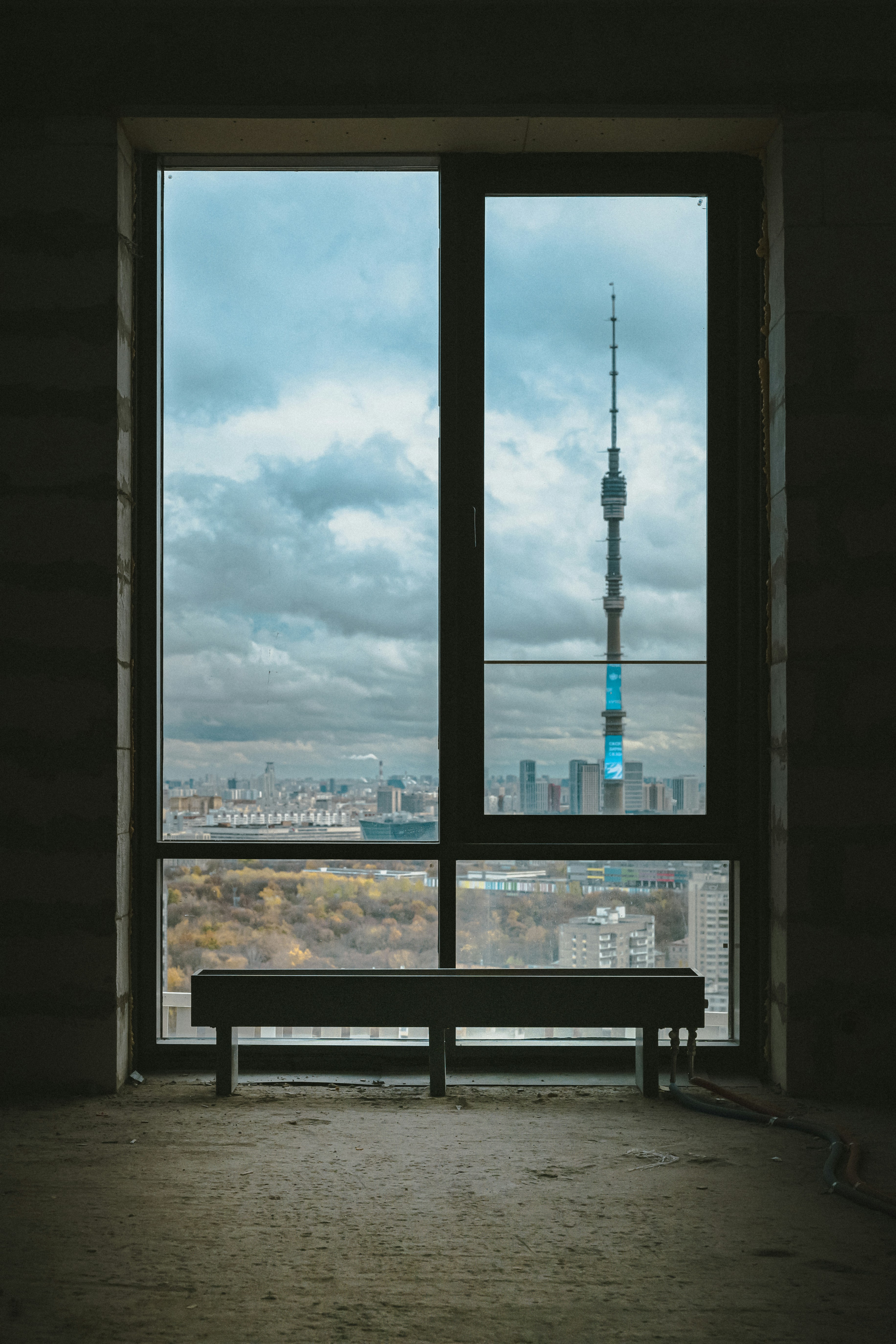 Stadtbild durch ein großes Fenster mit Turm gesehen.