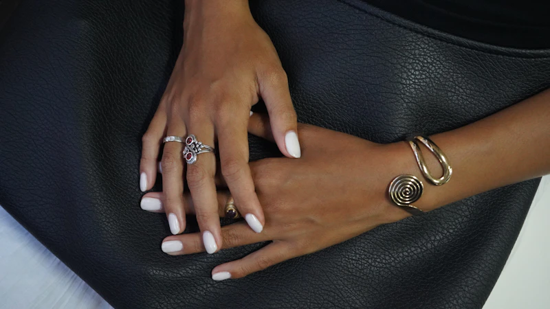 Luxuriöser Schmuck an den Händen einer wohlhabenden Frau