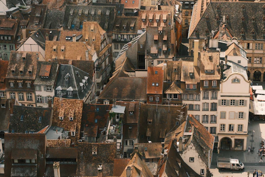 Vue aérienne par drone de toitures en tuiles dans un centre-ville