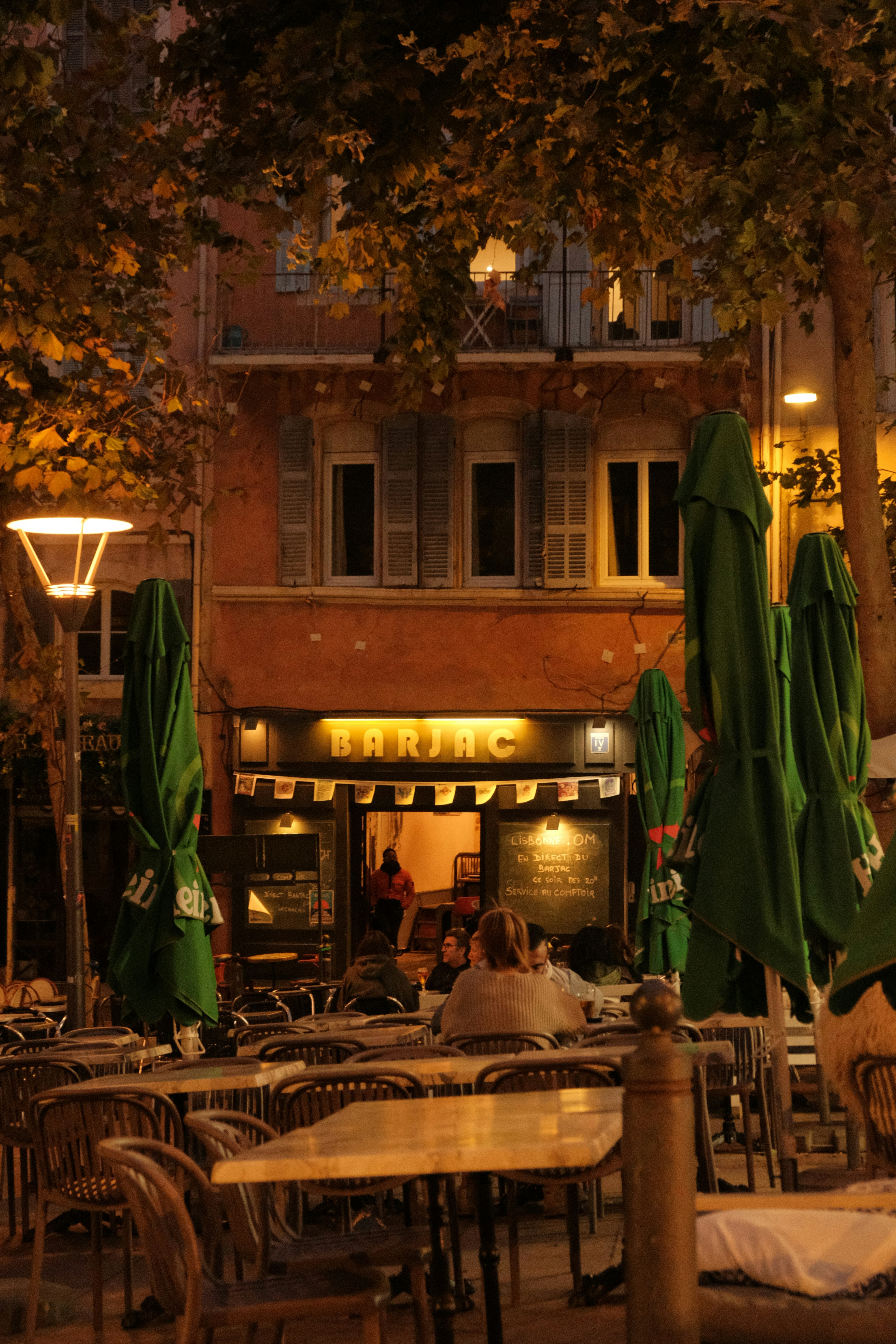 What time do bars and clubs close in Seville?