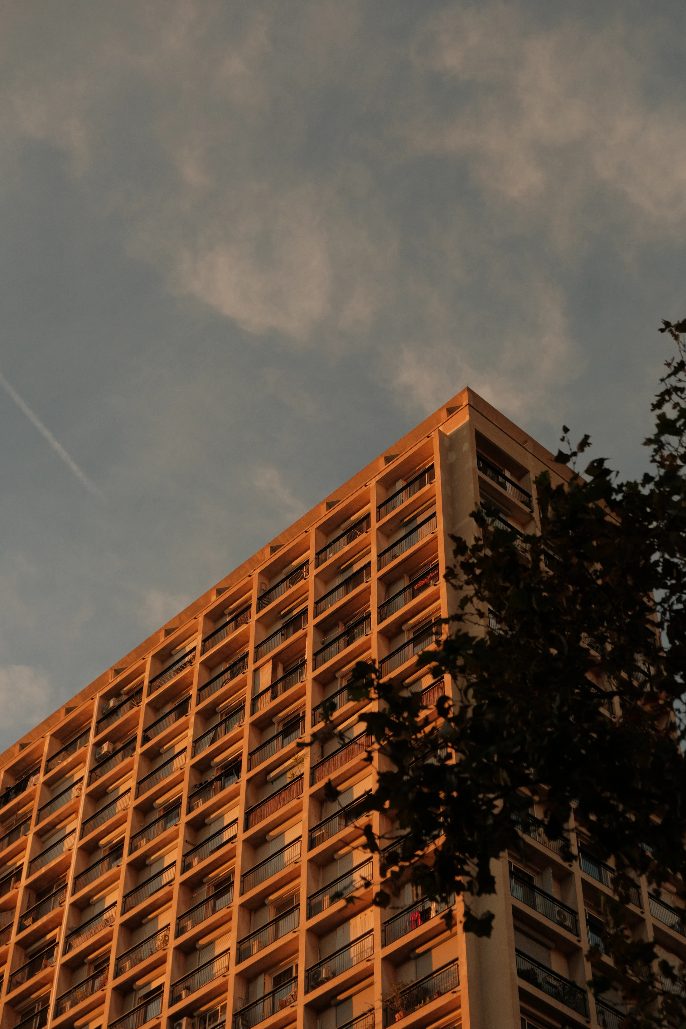 Prémiová moderní rezidenční architektura v teplém večerním světle