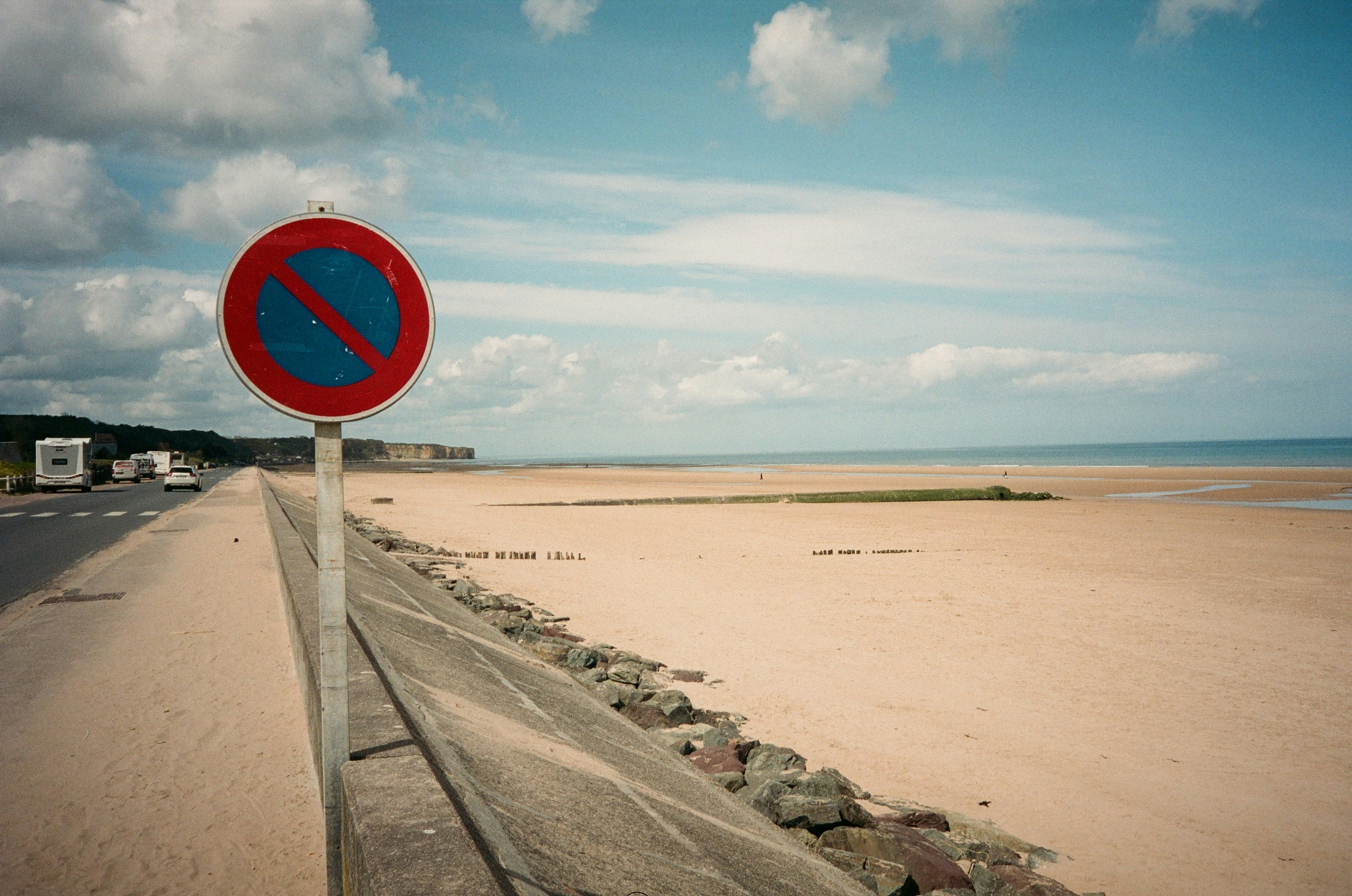 Nenhum sinal de estacionamento na estrada pela praia de areia