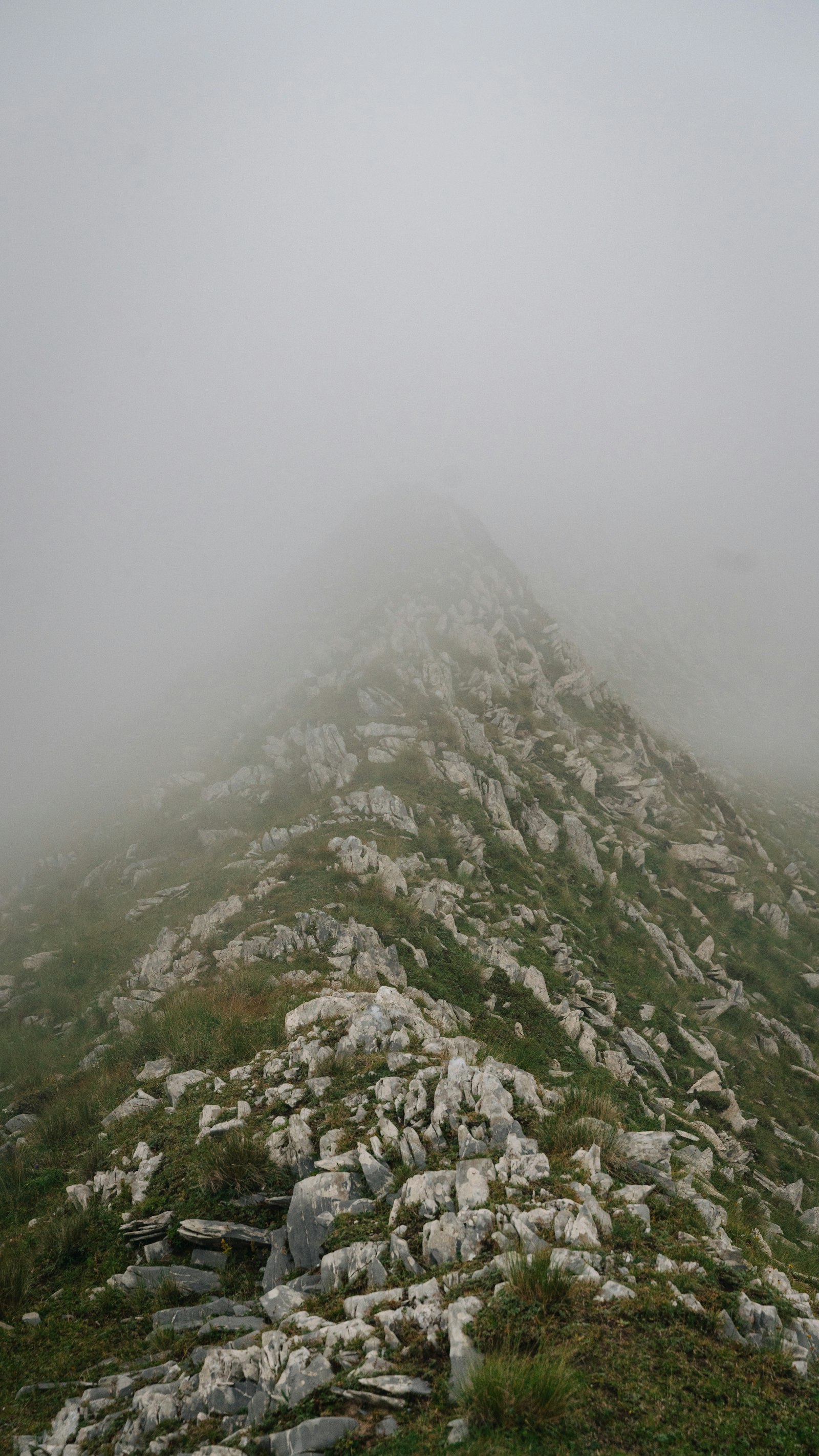 « Perdu dans le brouillard » : un randonneur de 80 ans passe la nuit dehors à 2 200 m au Thabor — pourquoi le brouillard est le danger de septembre que personne ne prépare, et les trois choses qui l'ont sauvé