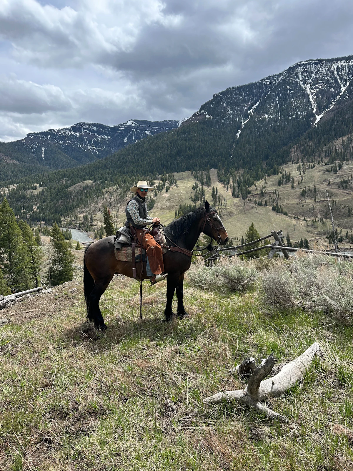 Jinete a caballo en un paisaje de montaña árido