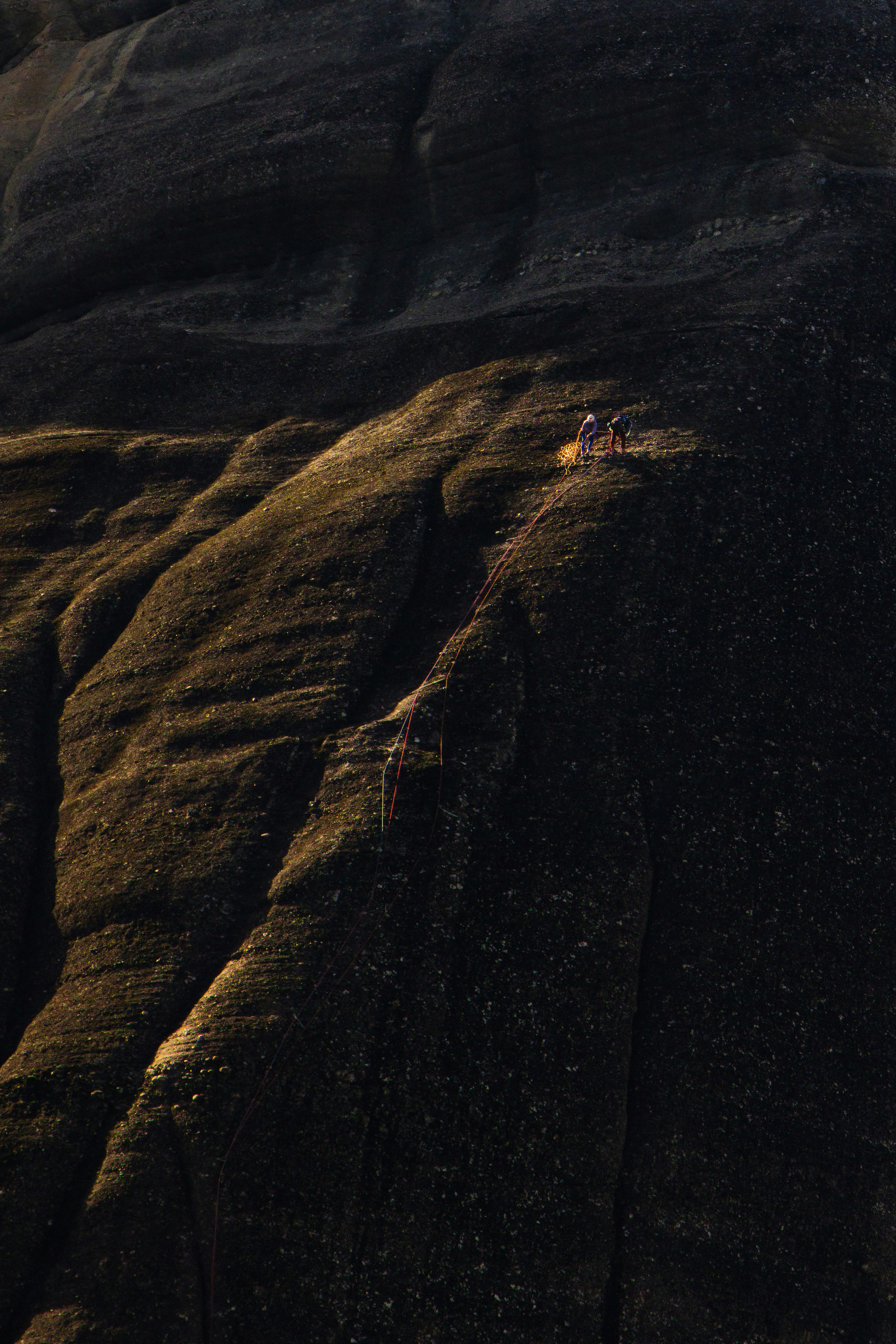 Due persone che camminano su un sentiero di montagna rocciosa
