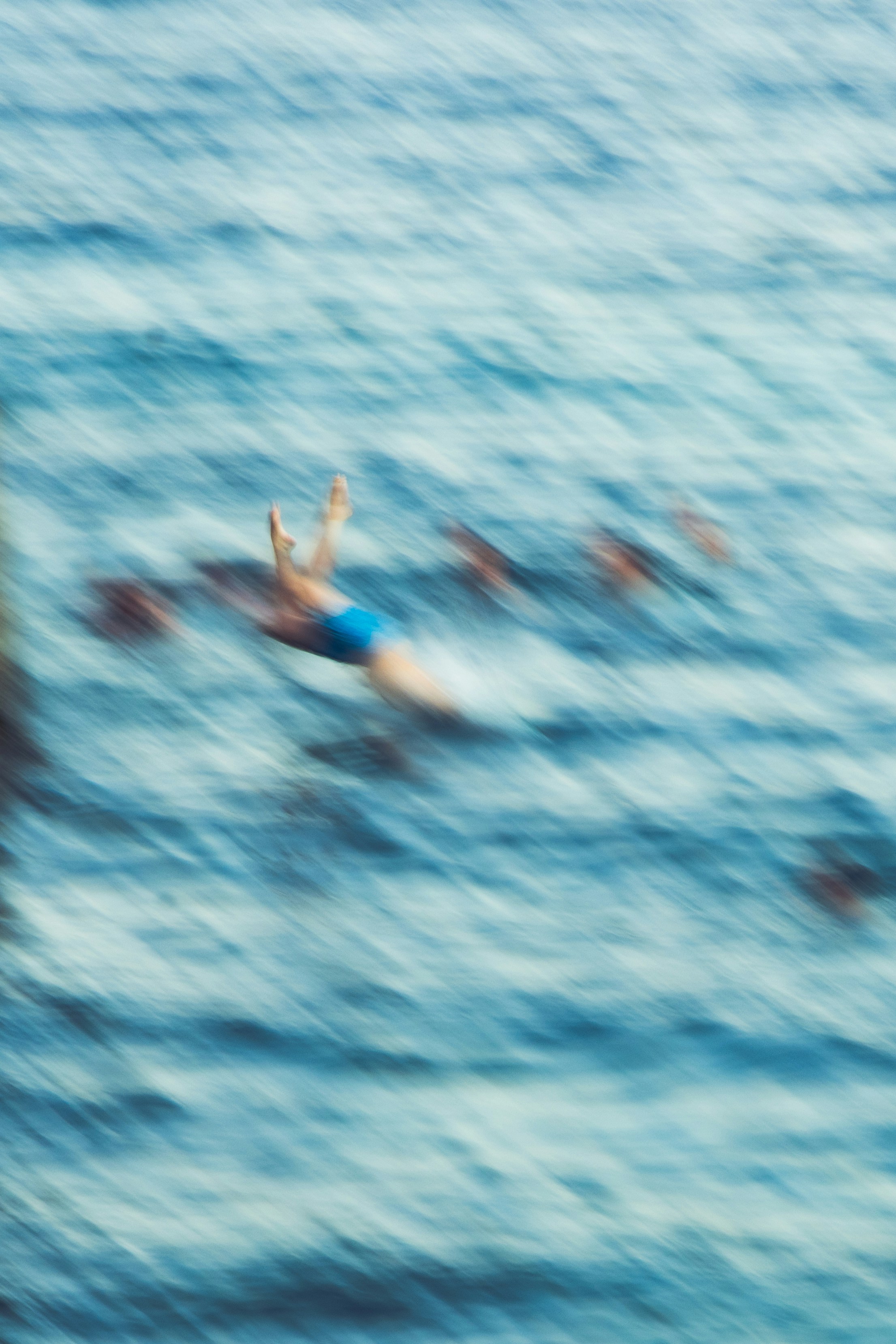 Persona che nuota nell'acqua blu dell'oceano