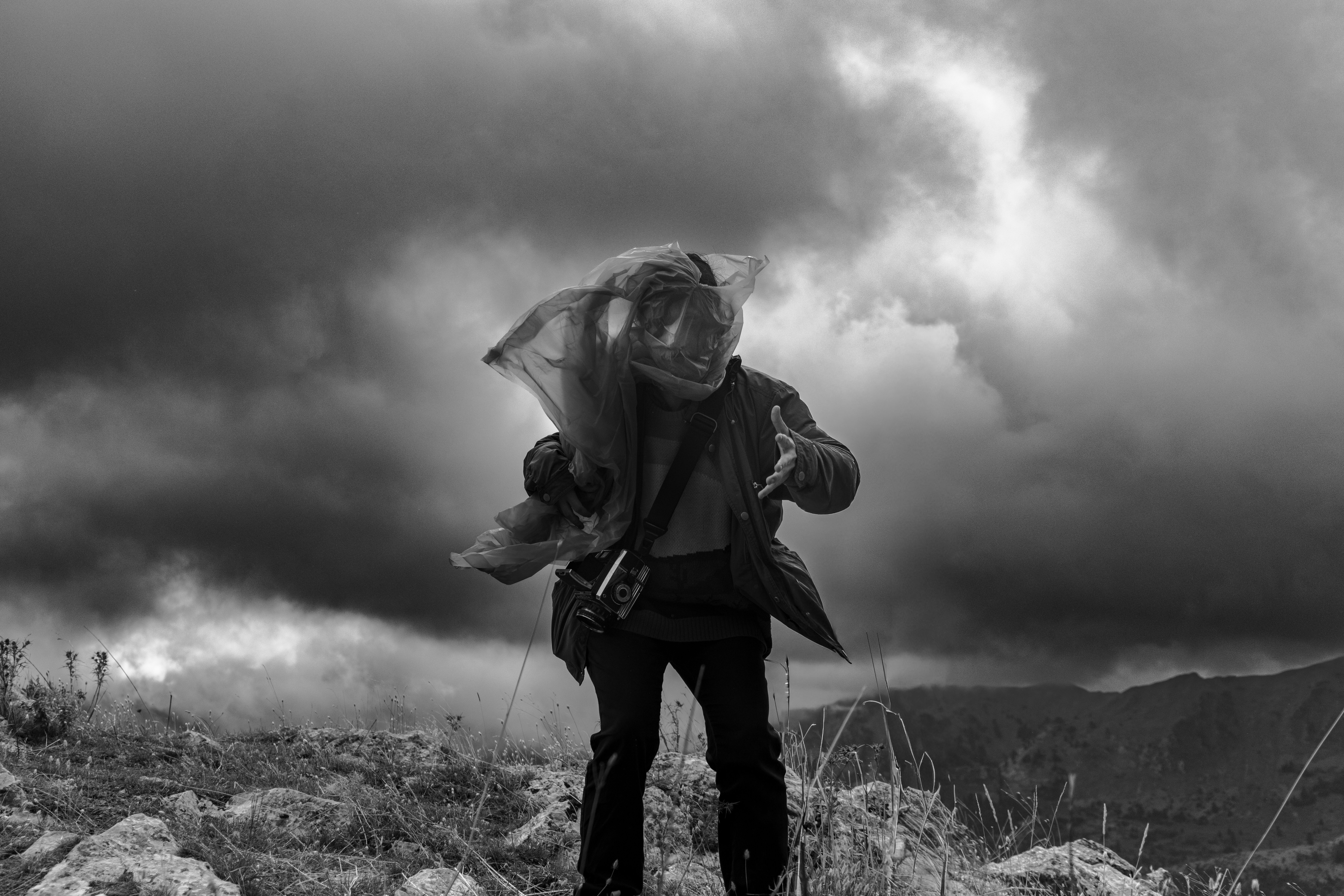Una persona in un casco con borsa contro il cielo tempestoso
