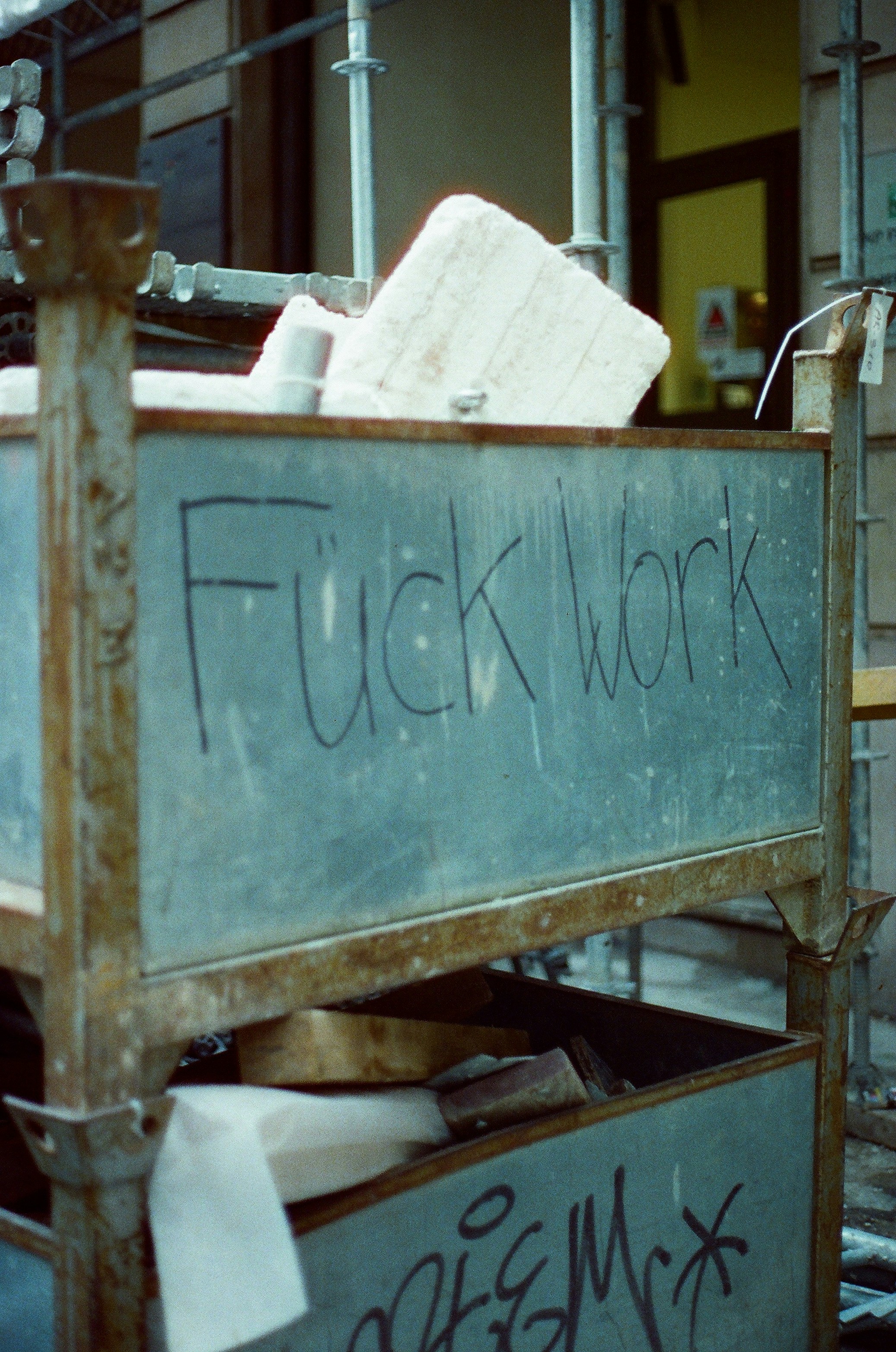 Contenedor de chatarra con "fuck work" escrito en él.
