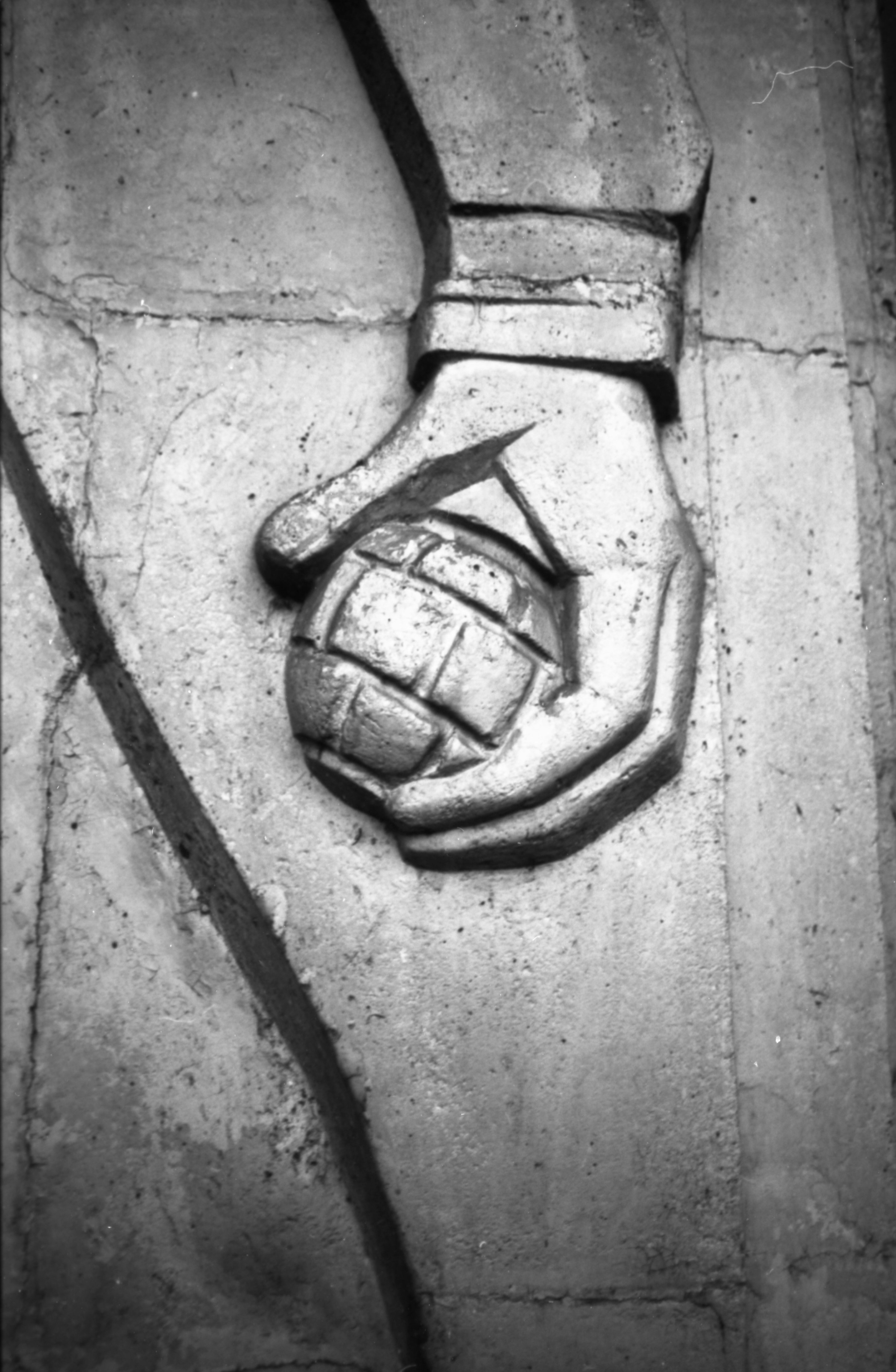 지구본을 들고 있는 손의 돌 조각