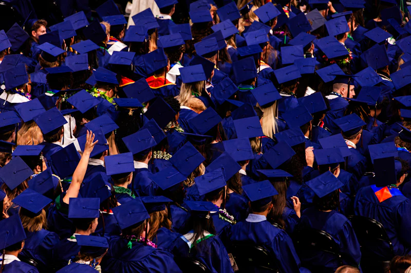 Cérémonie de remise des diplômes avec des étudiants en casqu