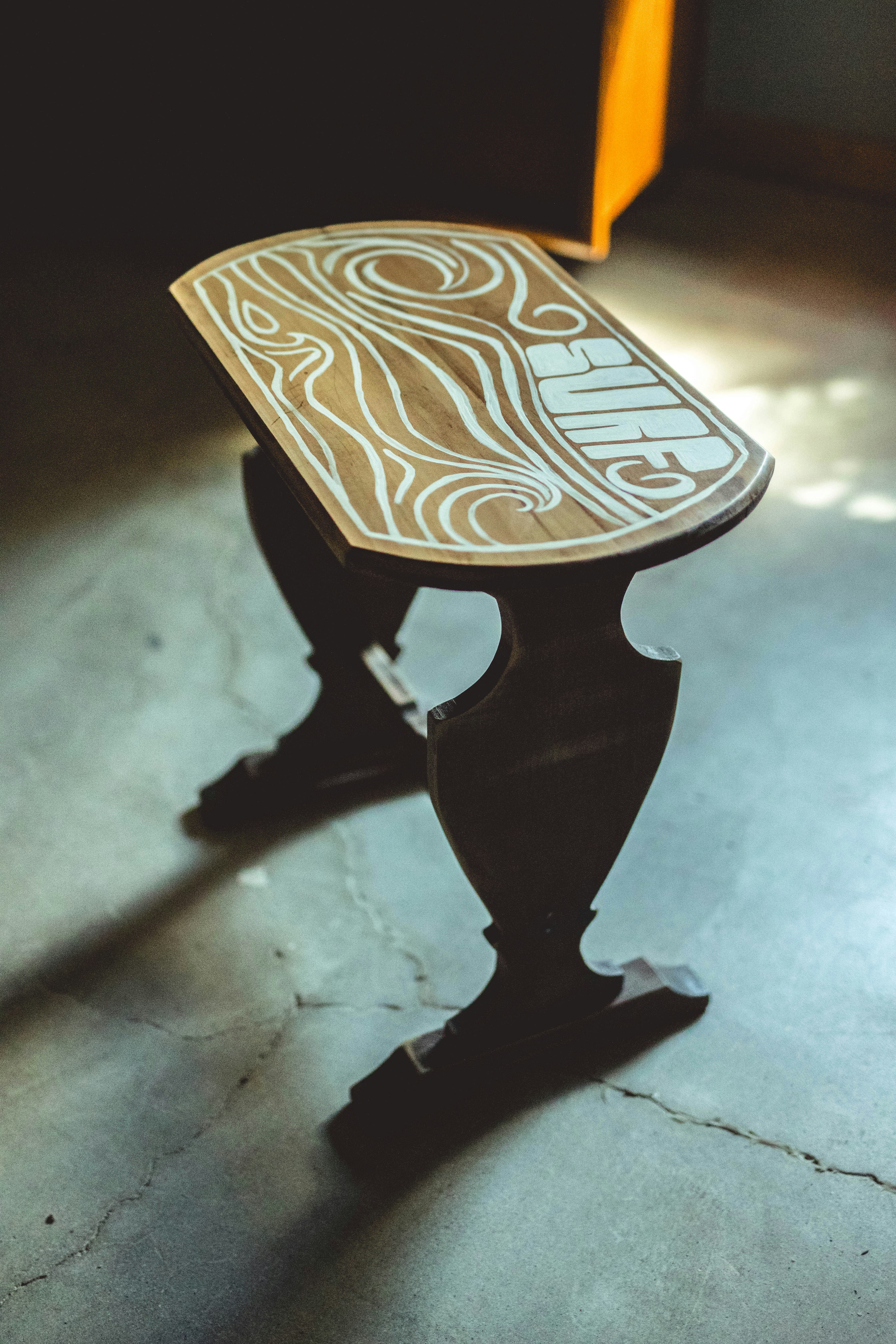 Mesa de madera ornamentada con diseño de incrustaciones decorativas.