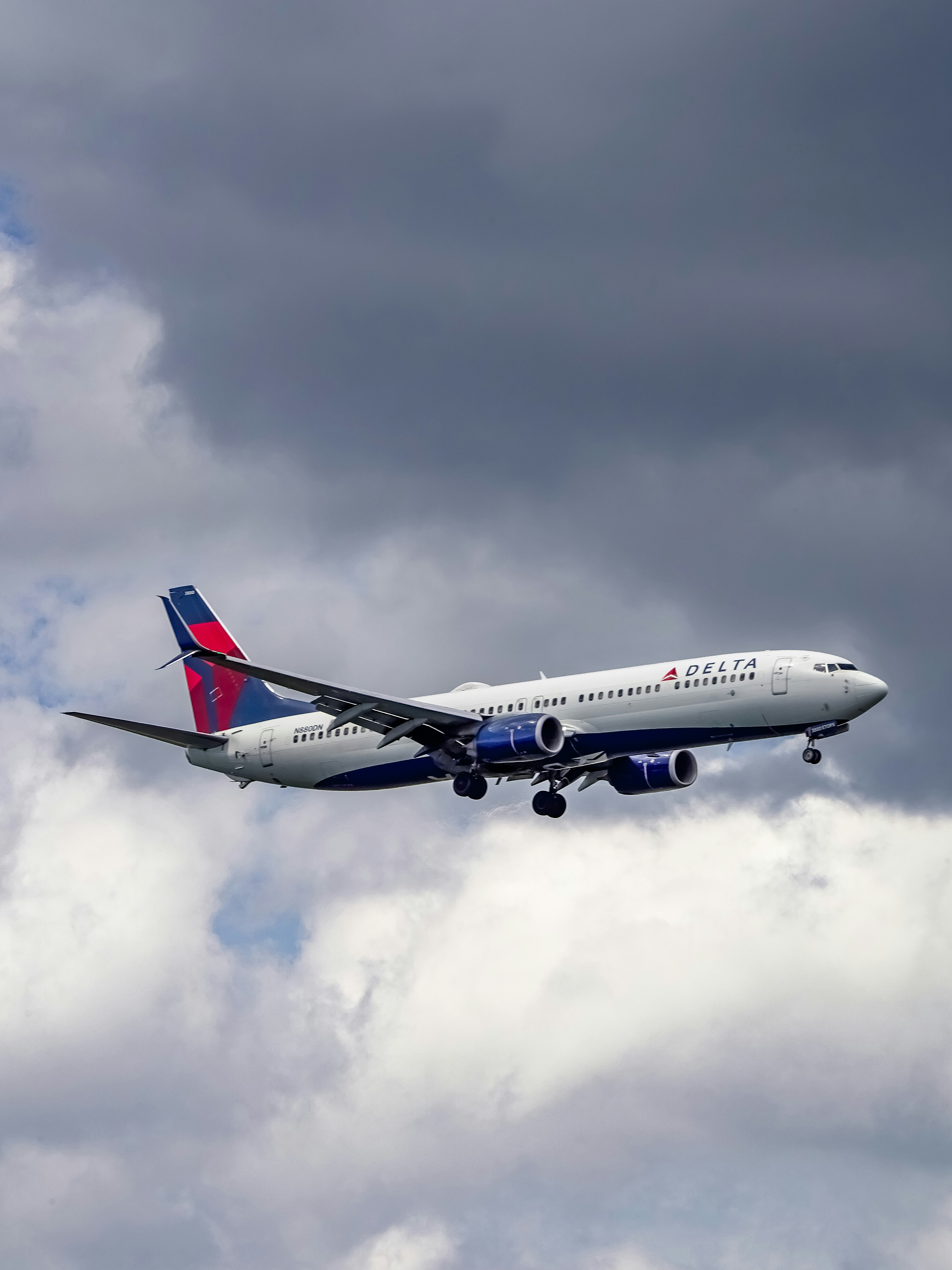 Avião Delta voando através das nuvens
