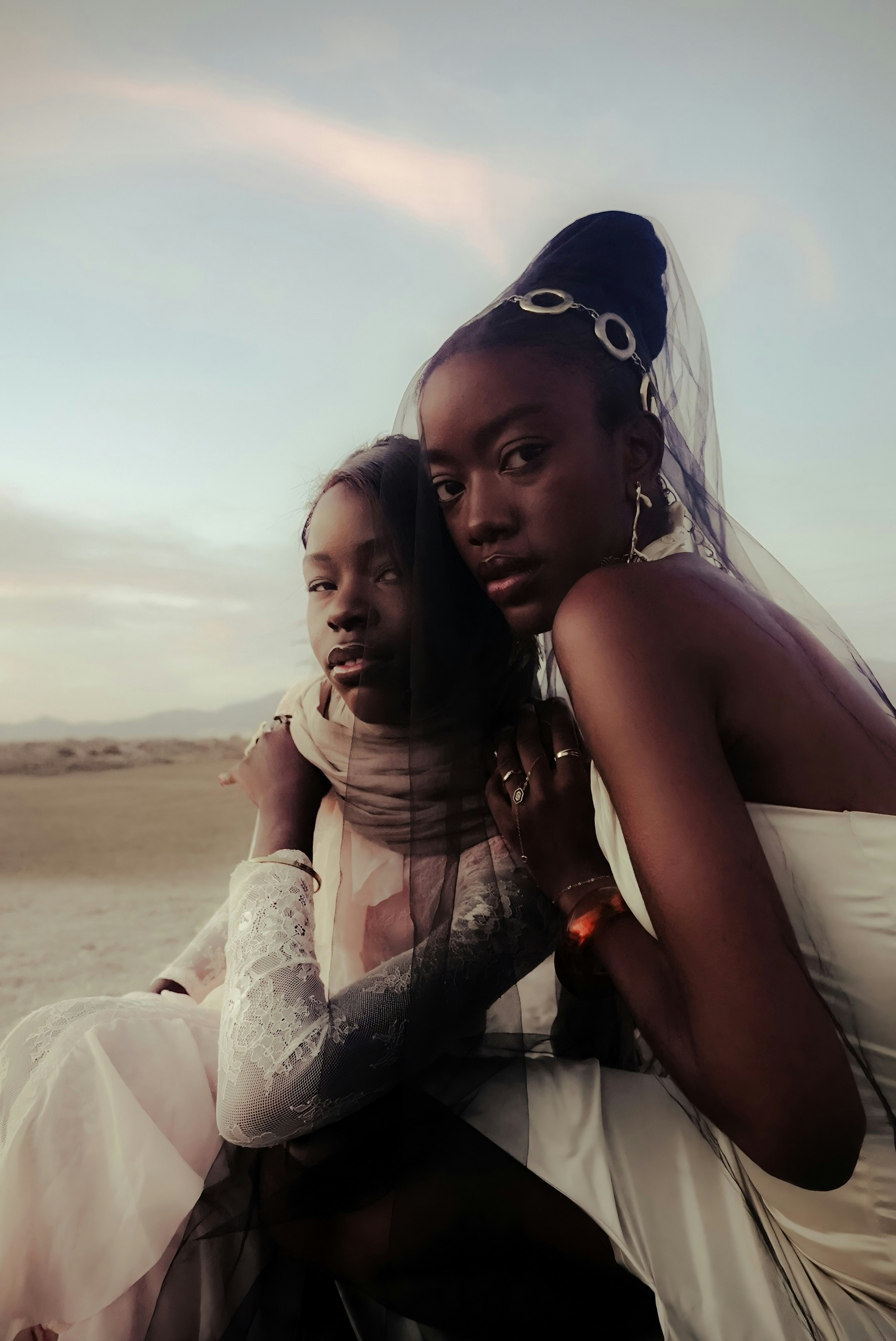 Deux jeunes femmes en robes élégantes à l’extérieur