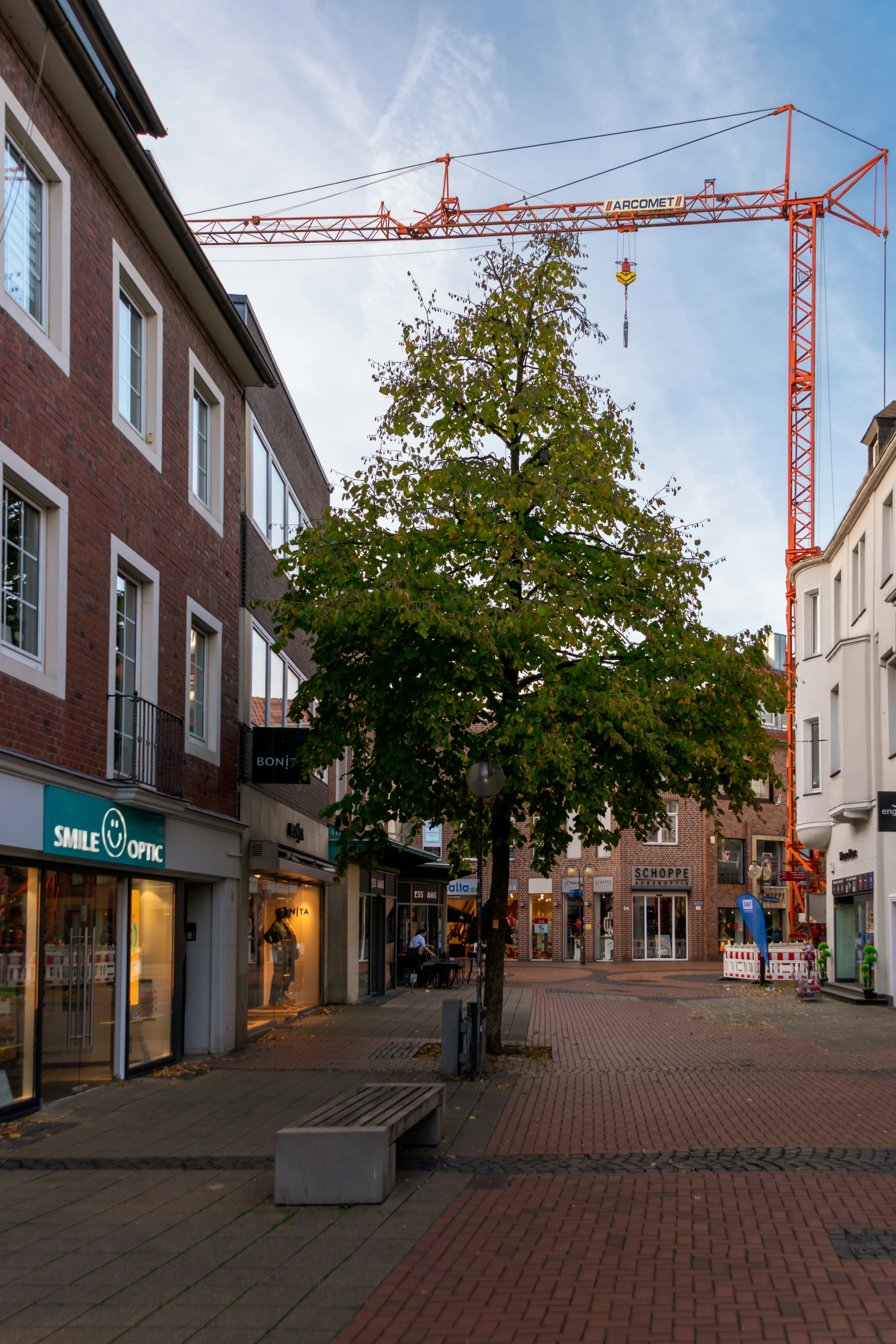 Grúa de construcción sobre una calle con edificios y edificios