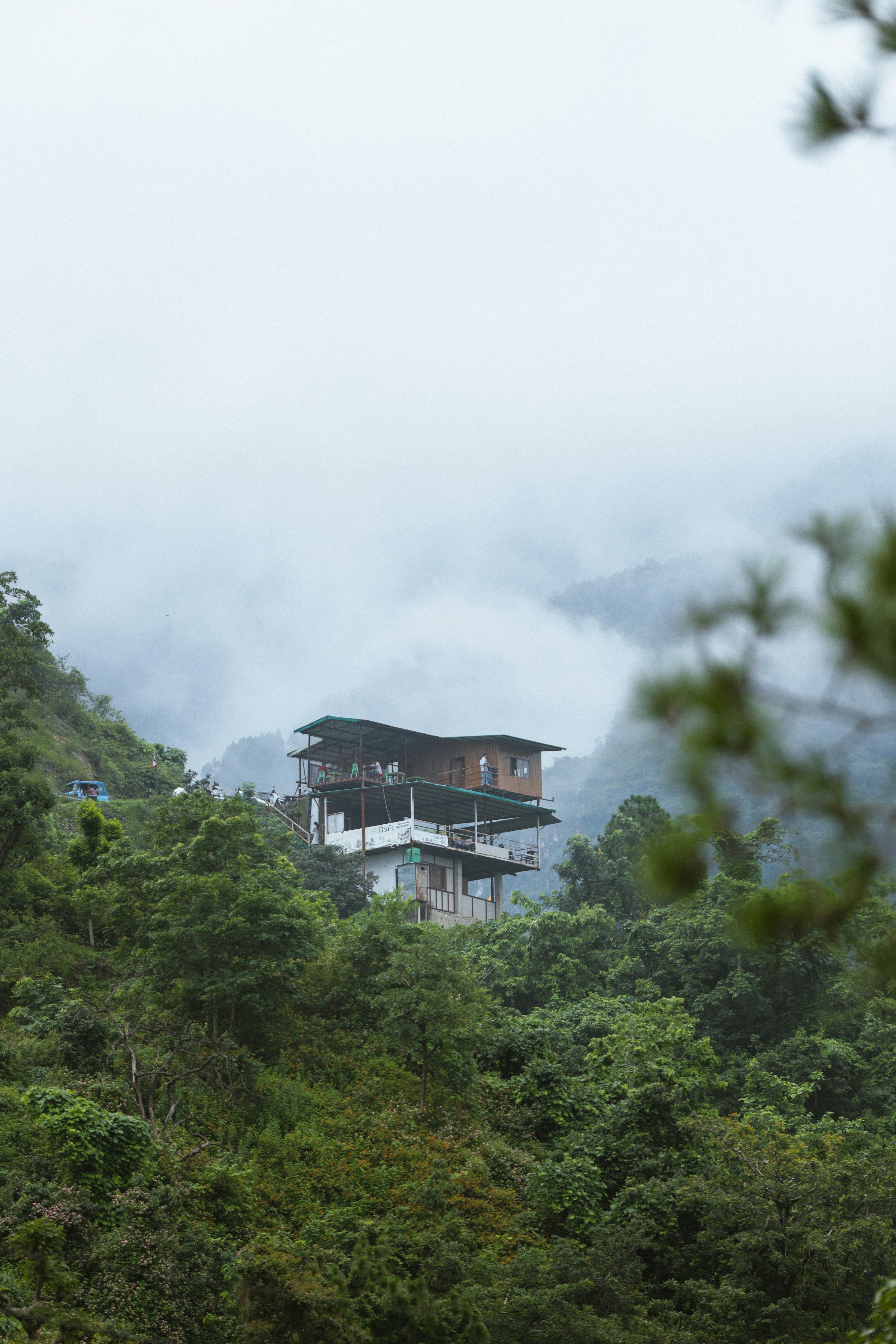 Practical Multi‑Cloud Patterns for Budget‑Conscious Hosts in 2026