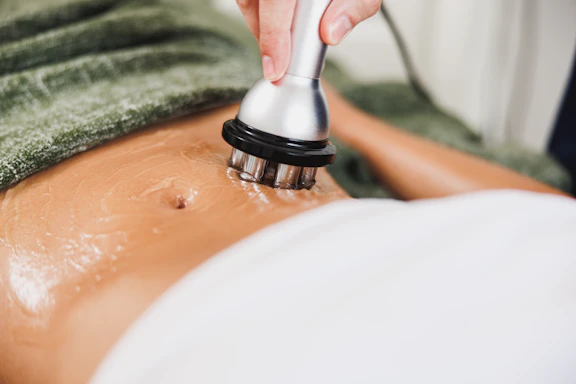 Abdomen treatment with a device and cream.