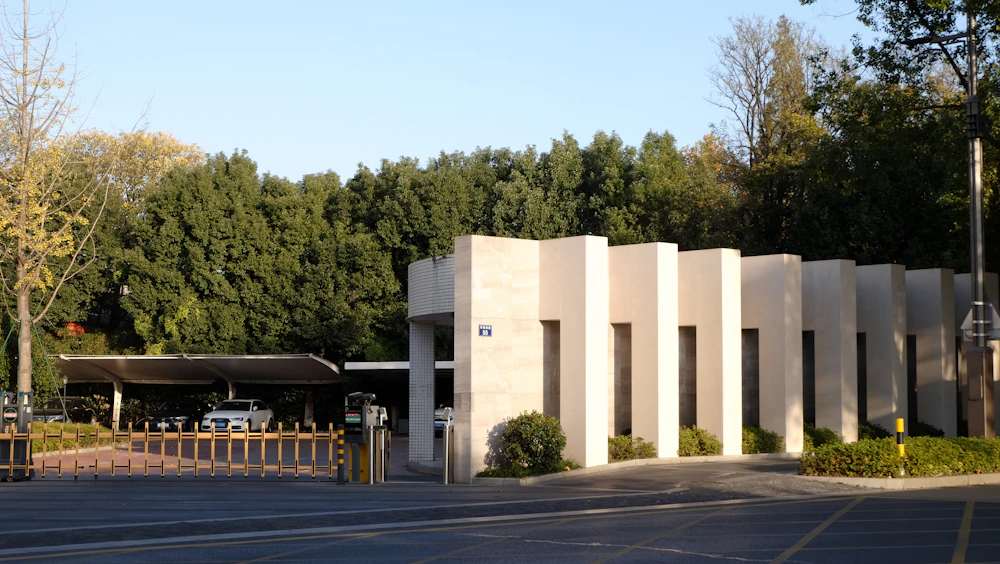Entrada de edifício moderno com área de acesso controlado