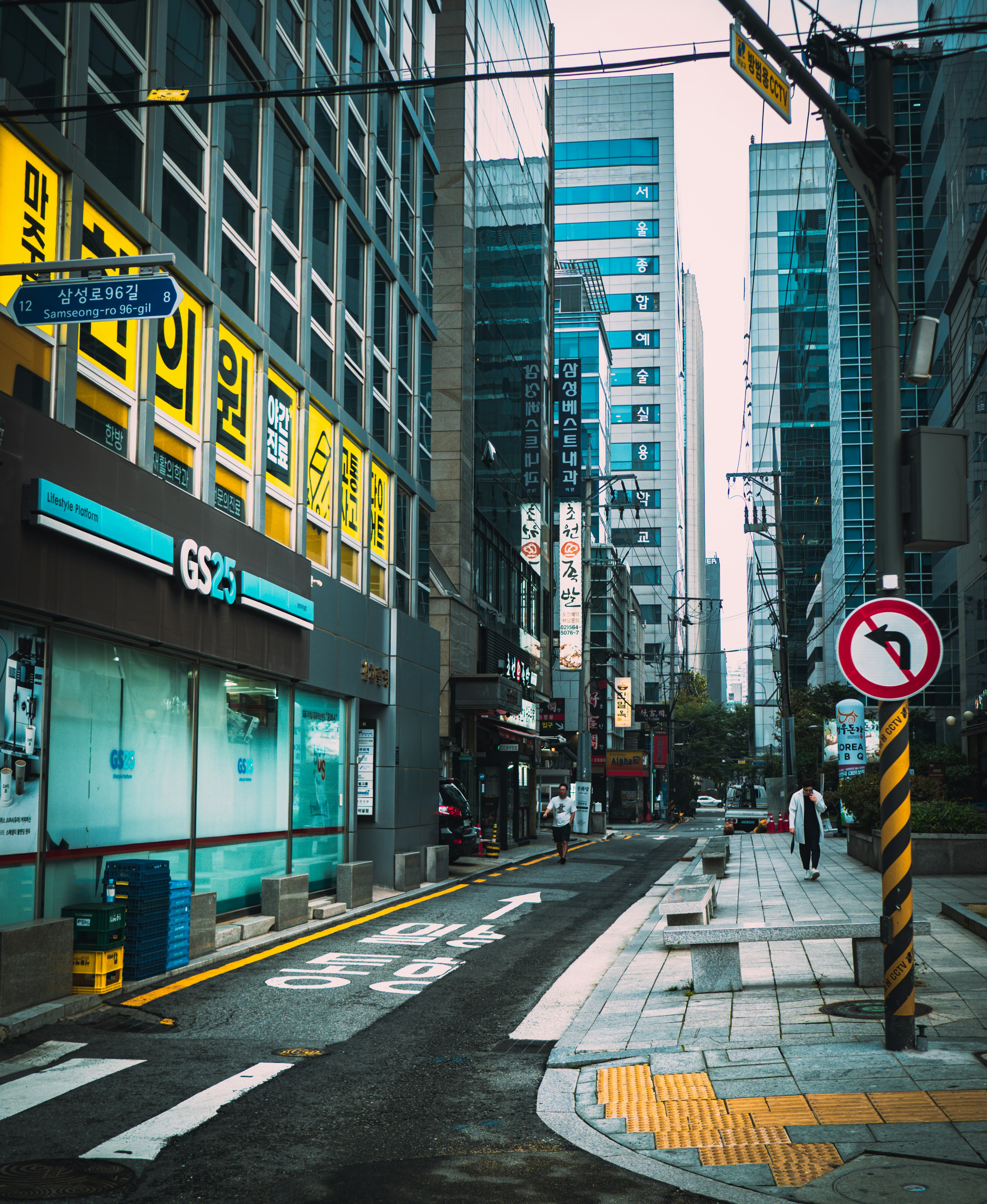Ein Straßenbild in einer modernen Stadt mit hohen Gebäuden.
