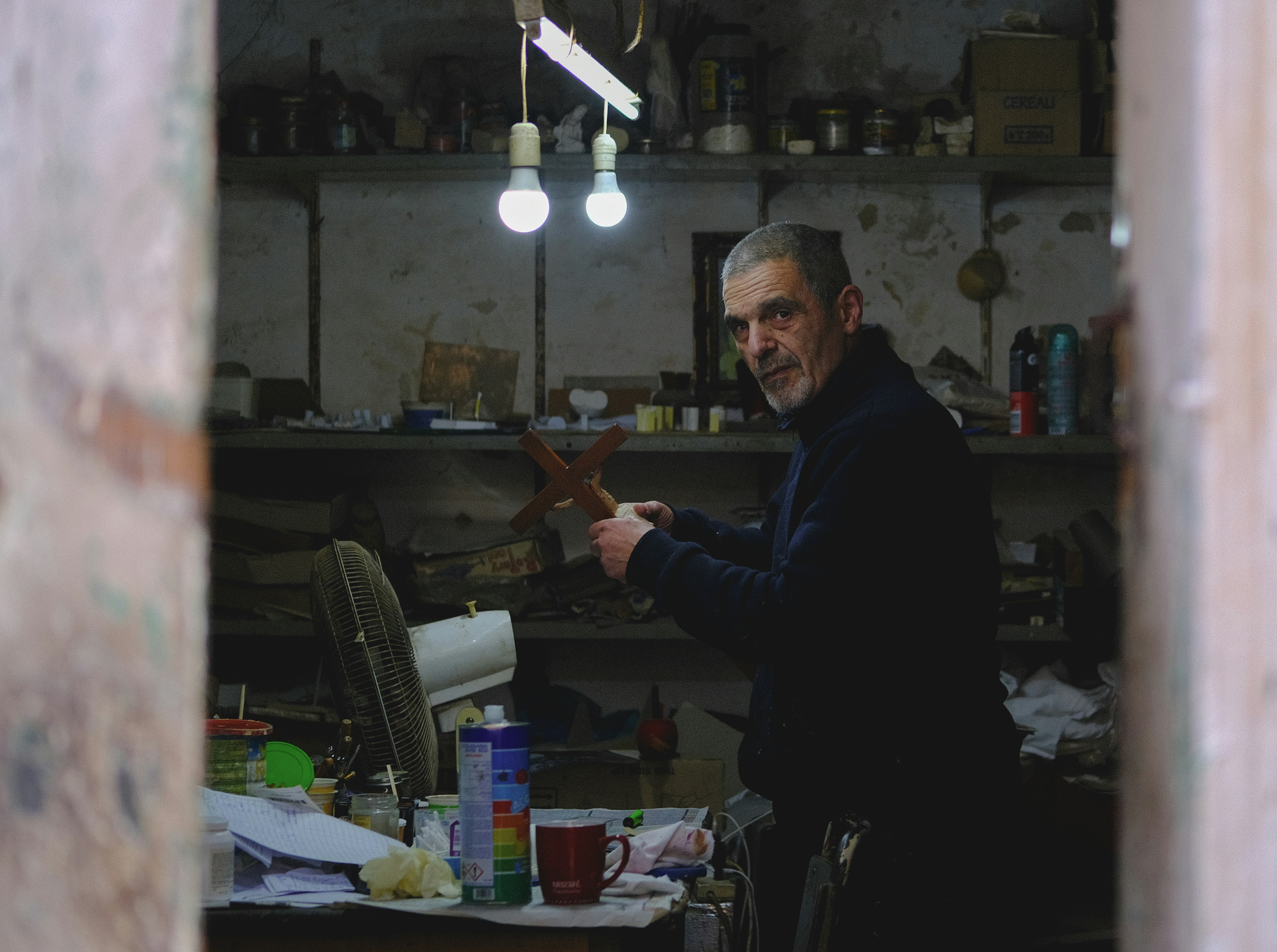 Konserwator przywracający blask zabytkowym meblom w pracowni krakowskiej