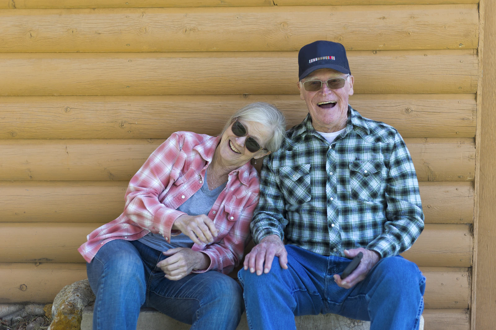 Pareja de adultos mayores riendo juntos al aire libre