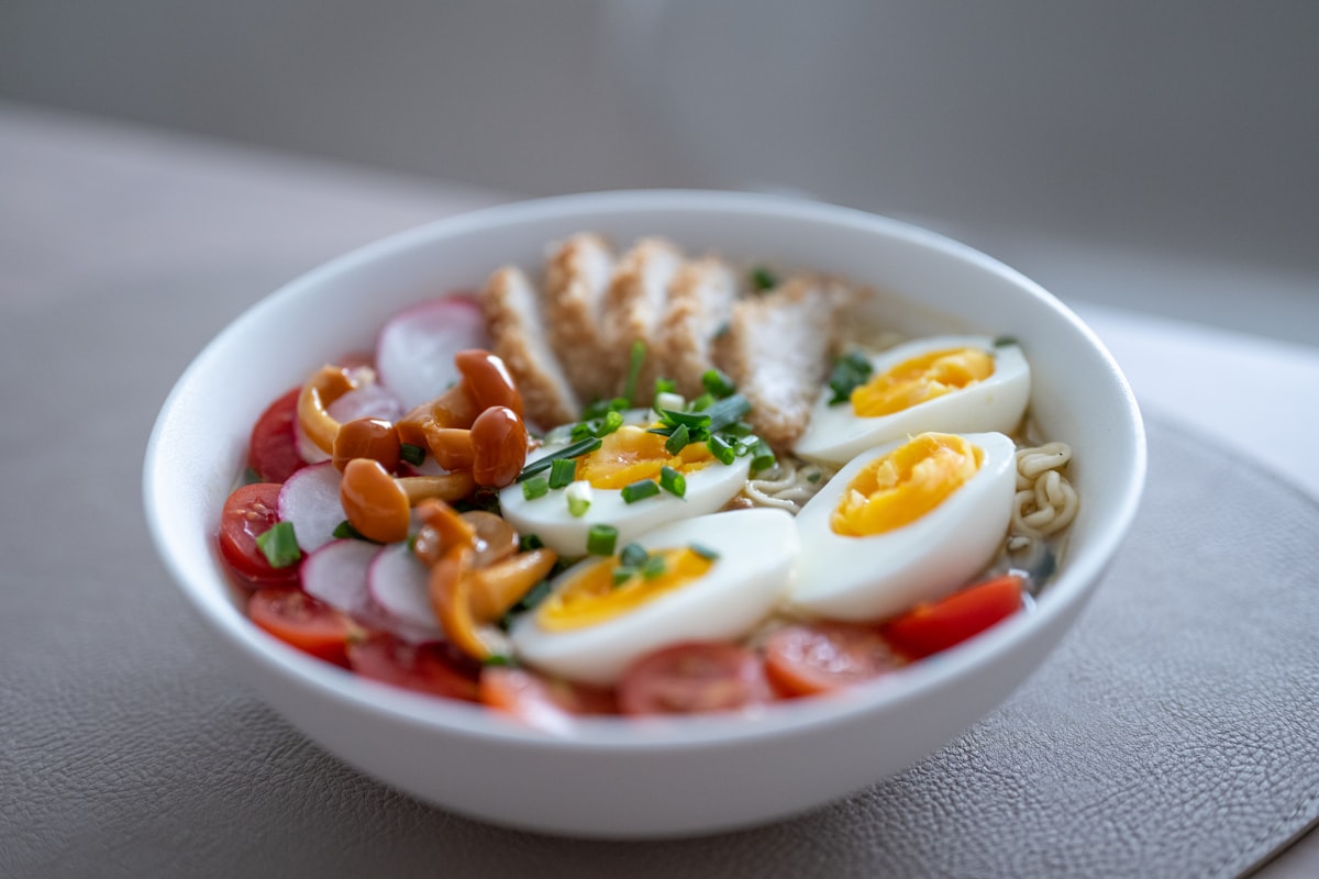 닭고기·달걀·채소가 함께 담긴 단백질 그릇