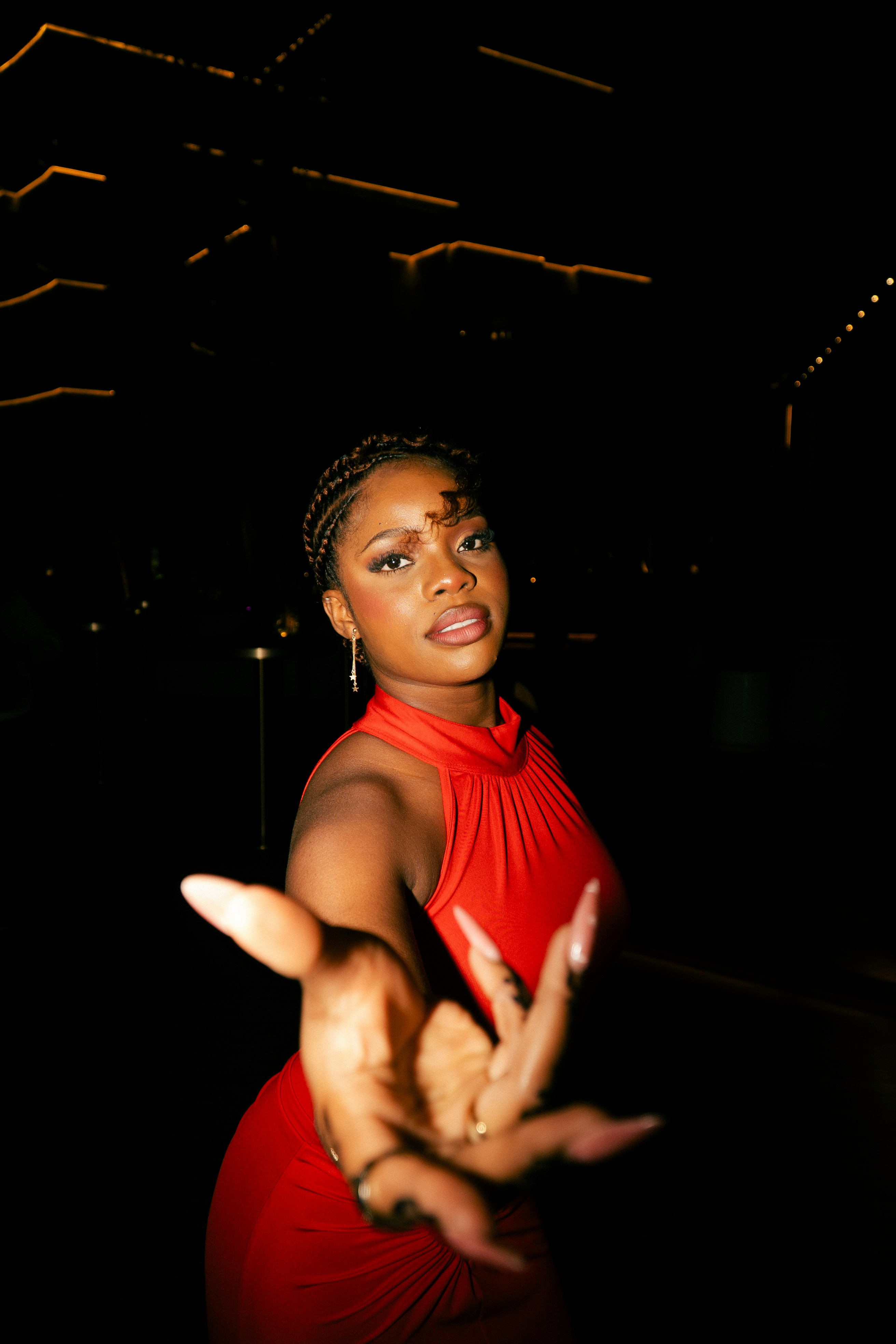 赤いドレスを着た若い女性が手を差し伸べるの写真 – Unsplashの