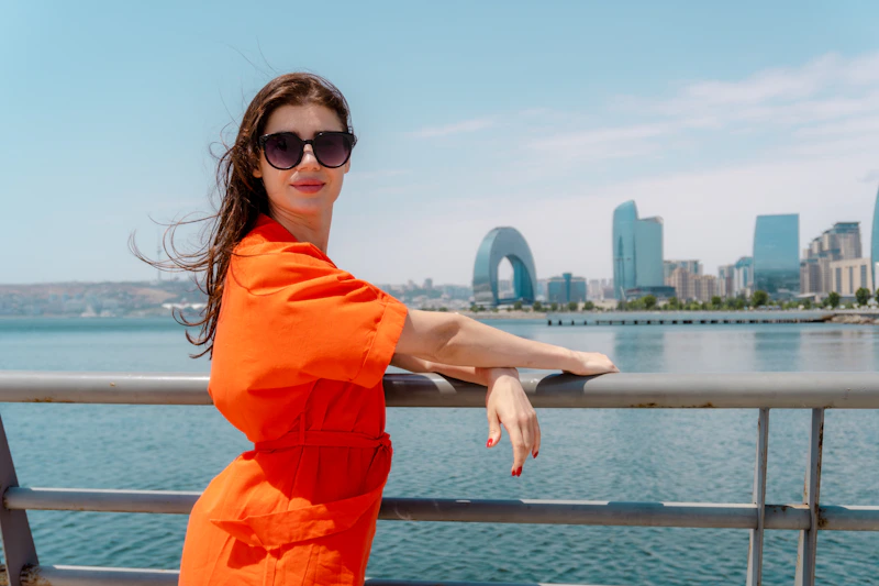 Sugar Mommy ในชุดเดรสสีส้มริมน้ำพร้อมวิวเมือง