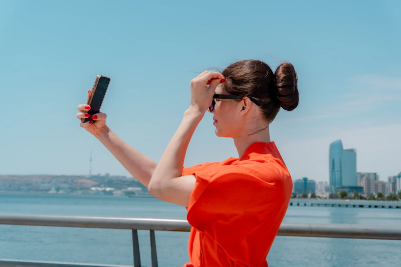 mujer tomándose una selfie junto al mar