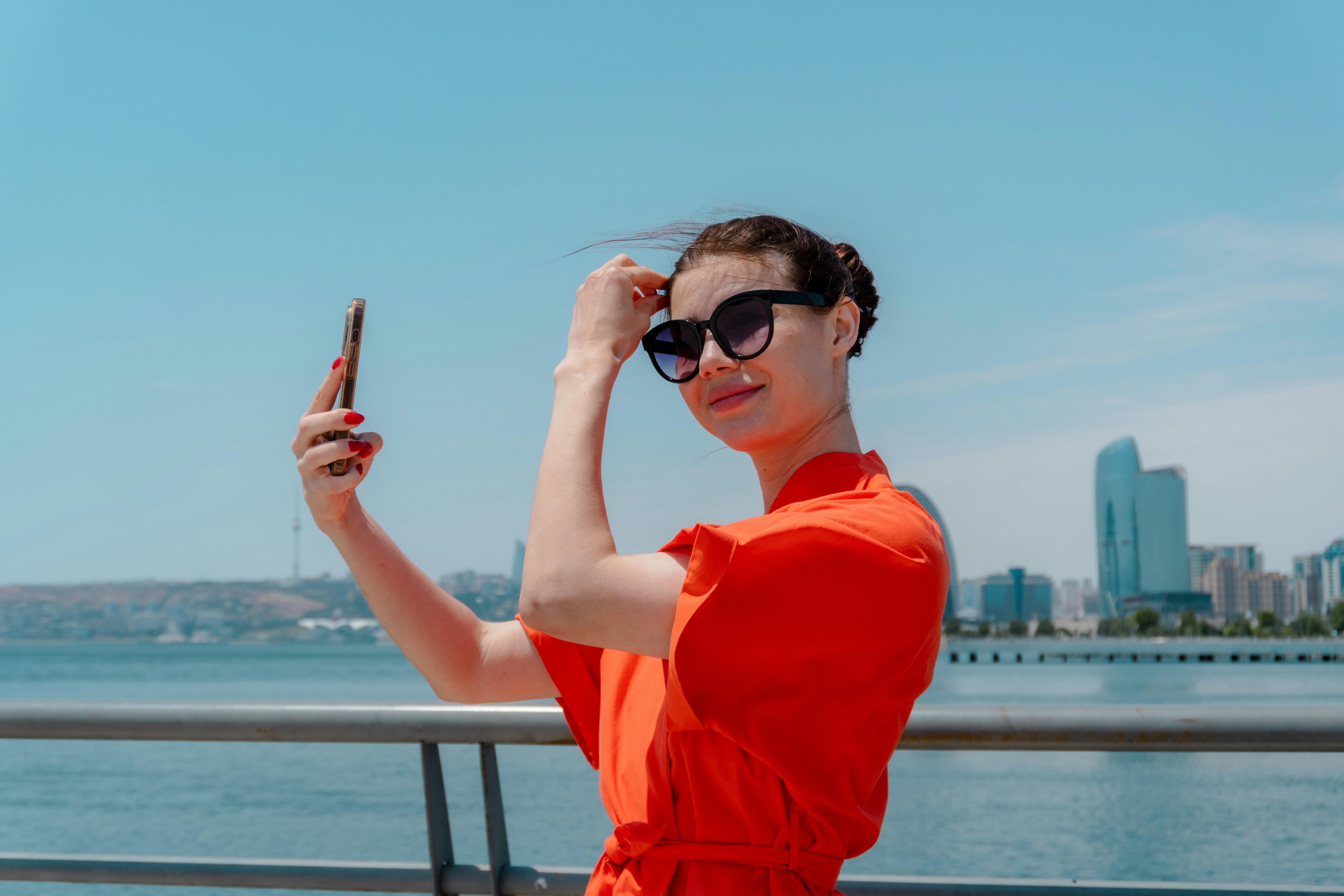 امرأة بالبرتقالي تلتقط صورة