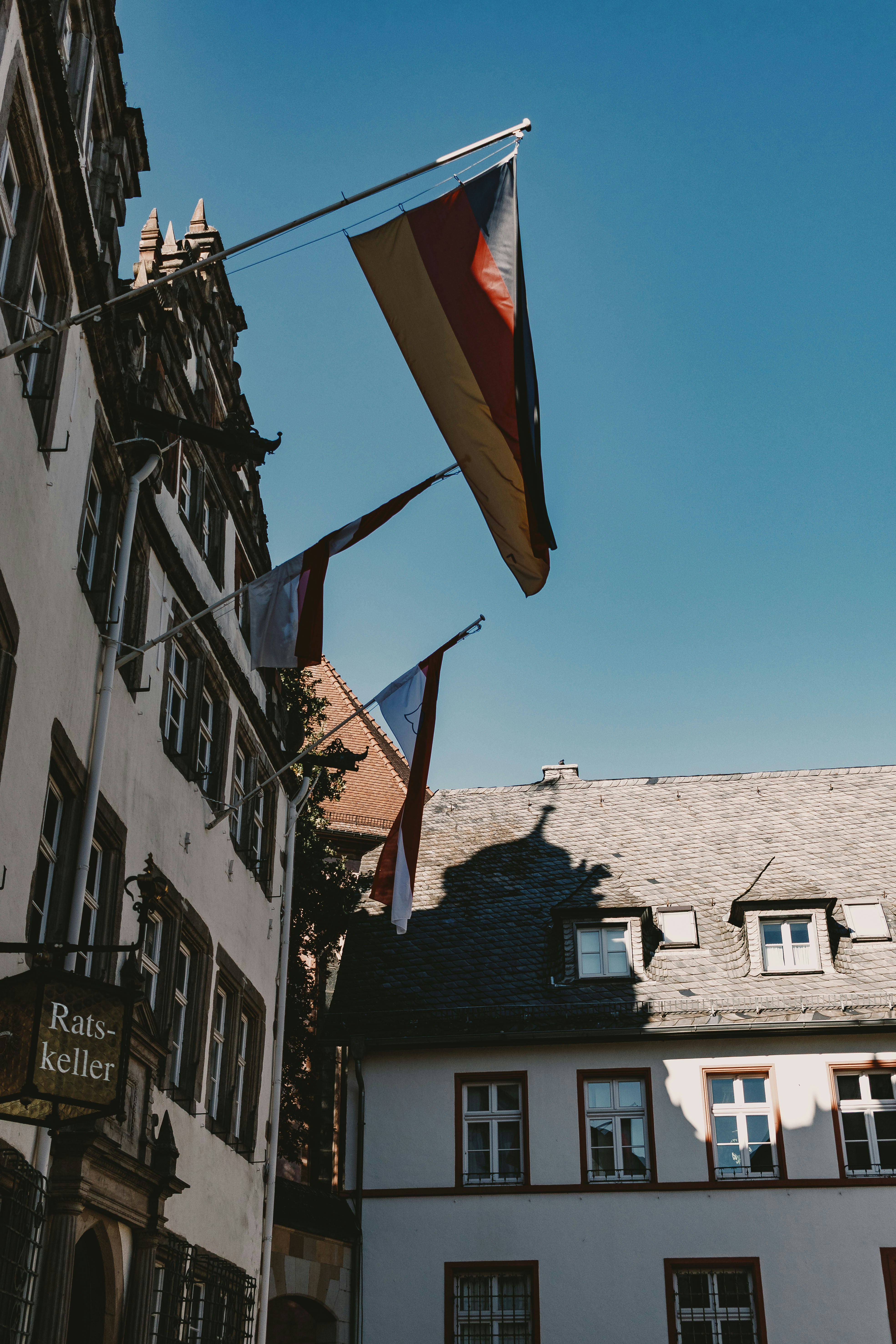 建物の外にはドイツ国旗やその他の国旗が掲げられています。