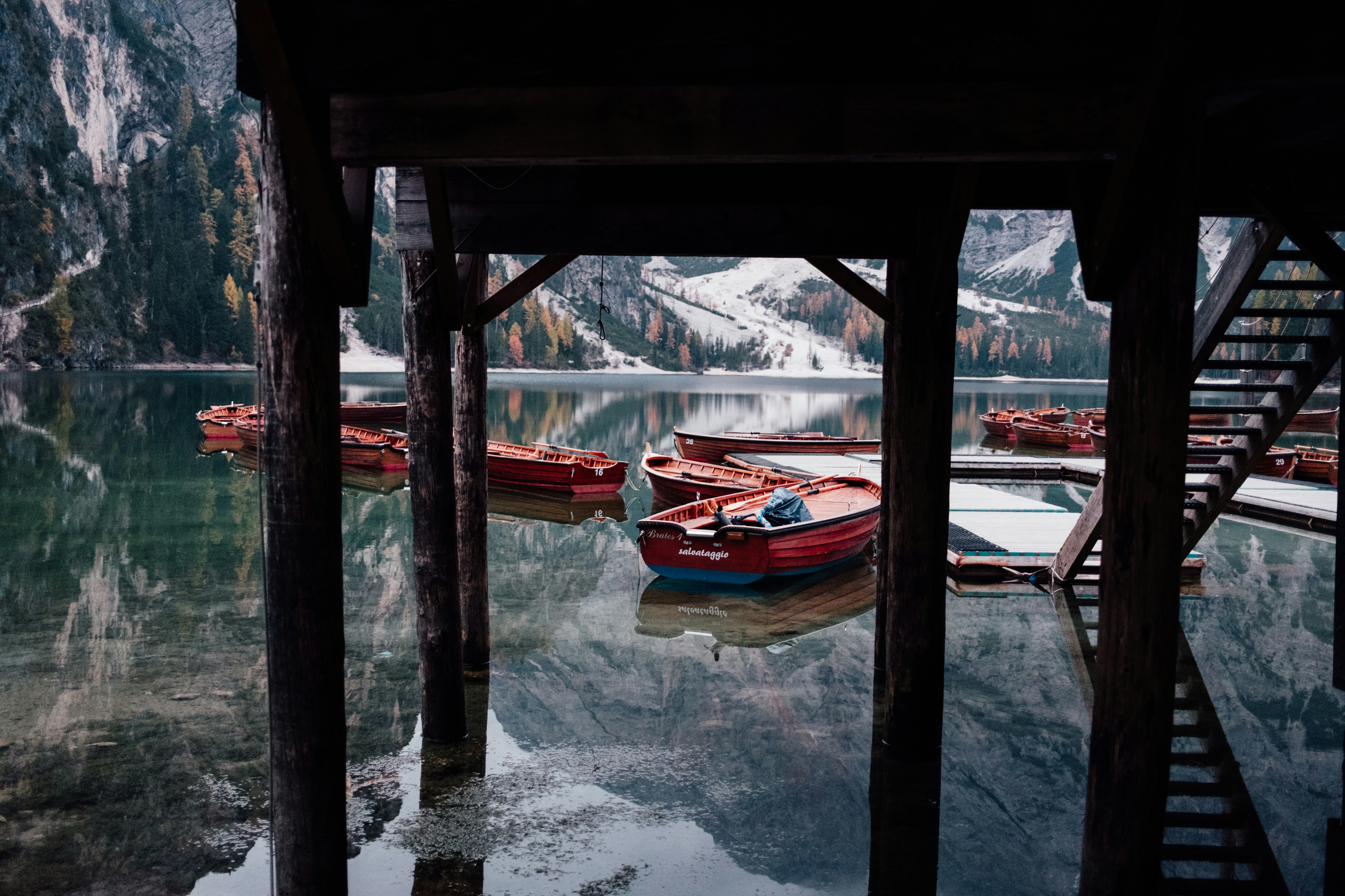 잔잔한 산호수에 빨간 배가 떠 있습니다.
