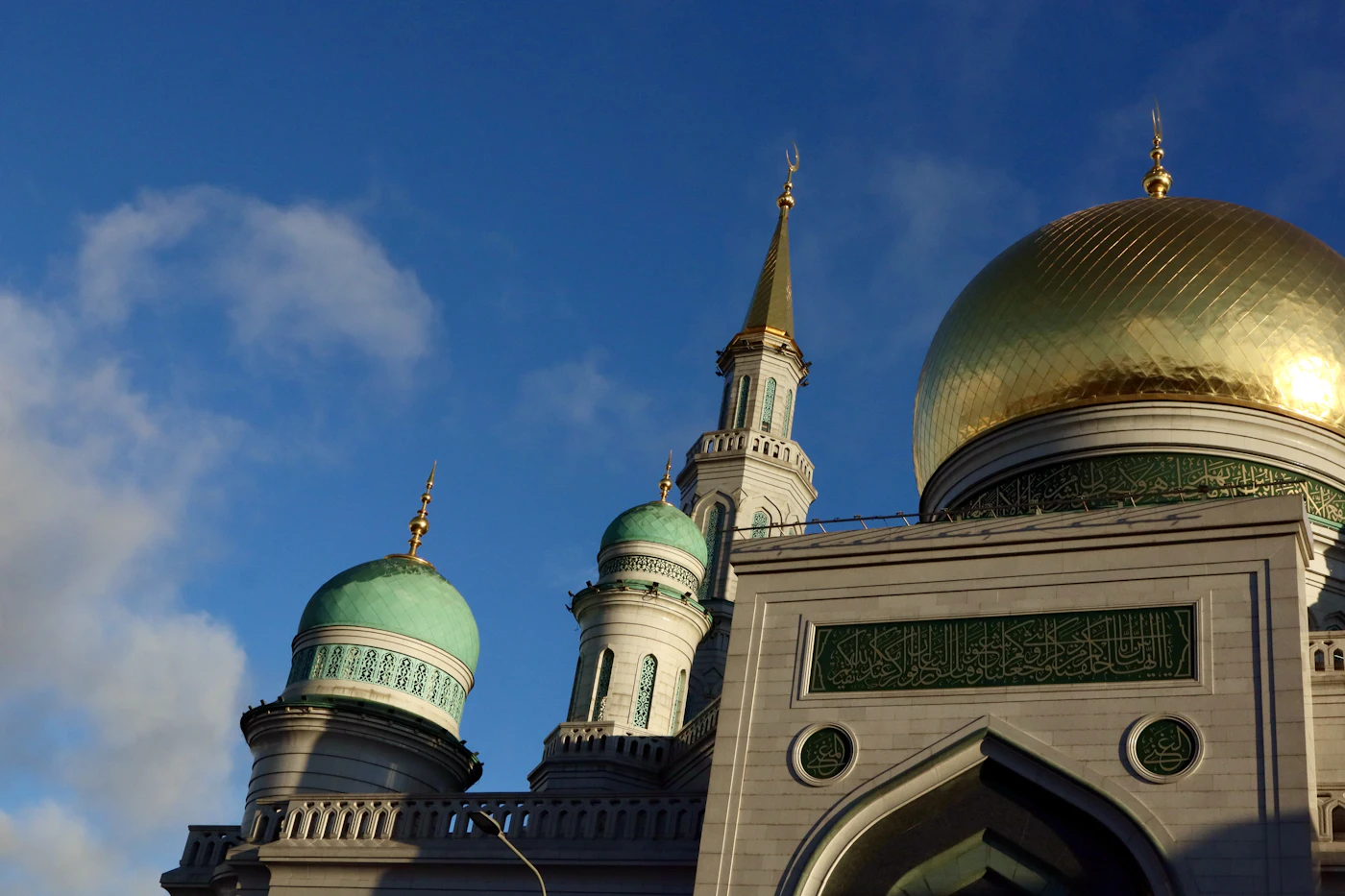 Die goldenen Kuppeln der Jame'Asr-Hassanil-Bolkiah-Moschee in Bandar Seri Begawan