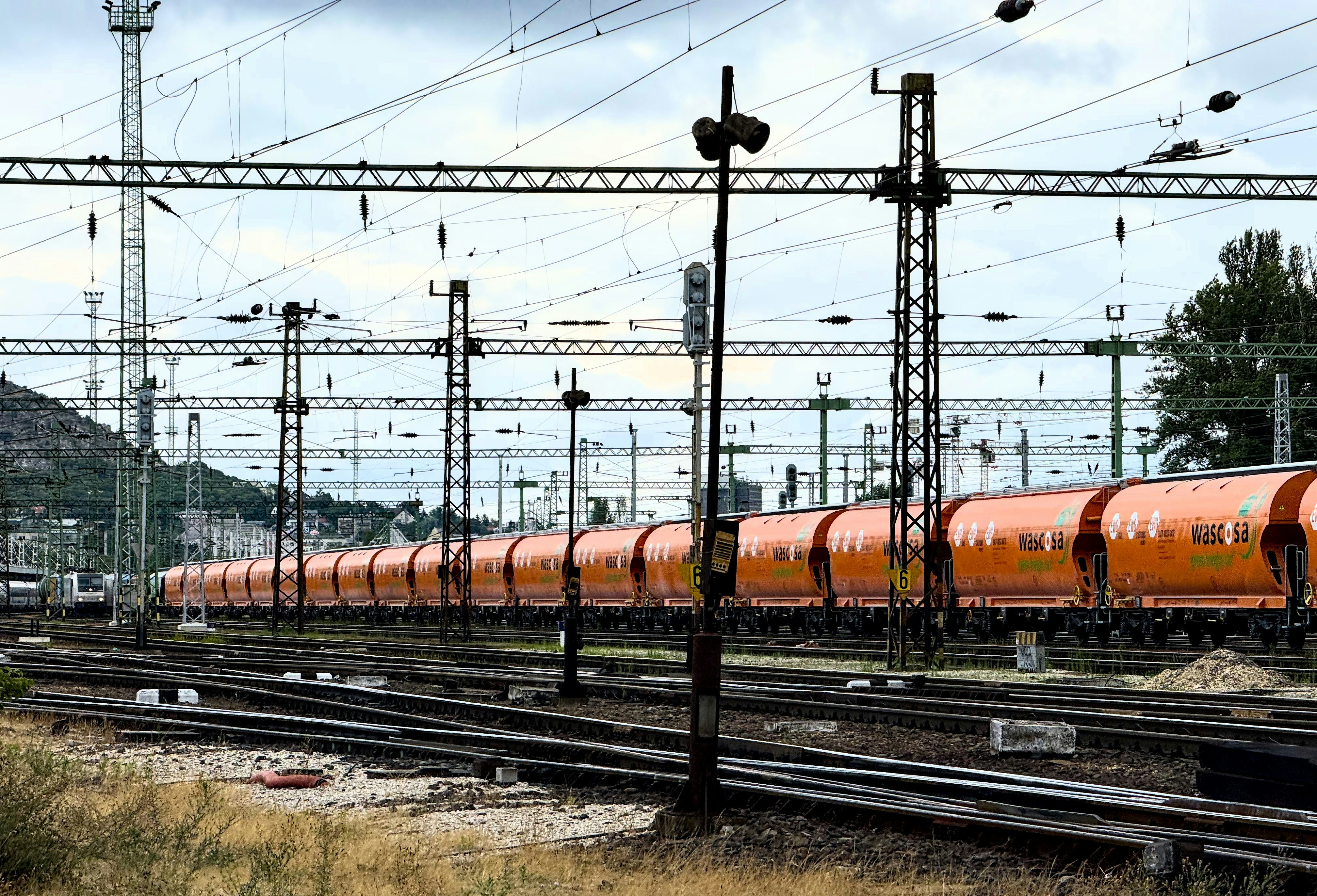 Longos vagões de trem laranja em trilhos ferroviários