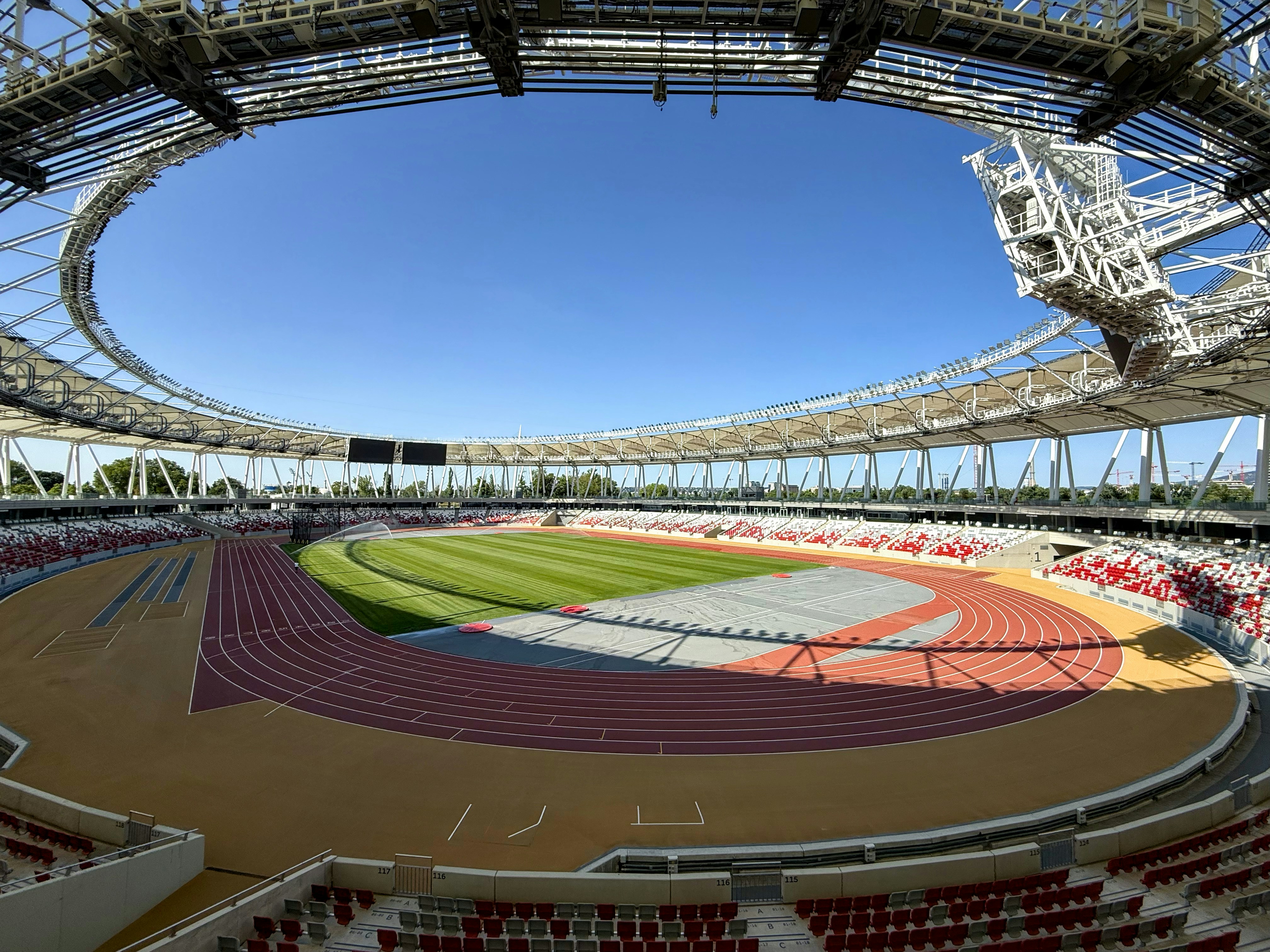 Estádio vazio com pistas de corrida e campo verde