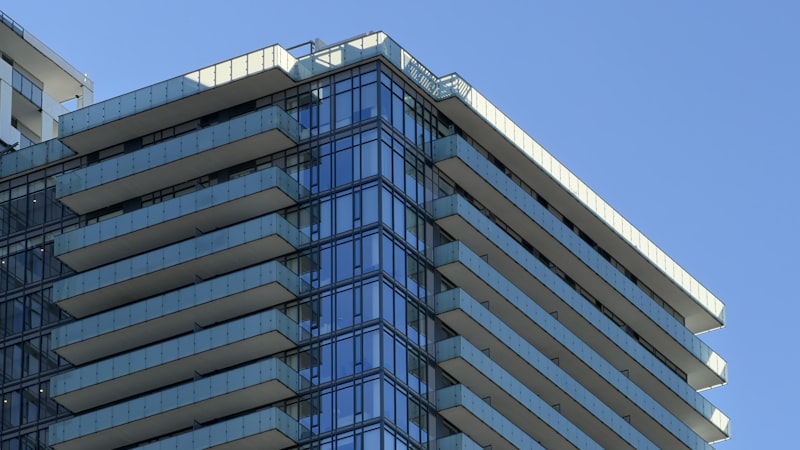 Modernes Wohngebäude mit Glasbalkonen