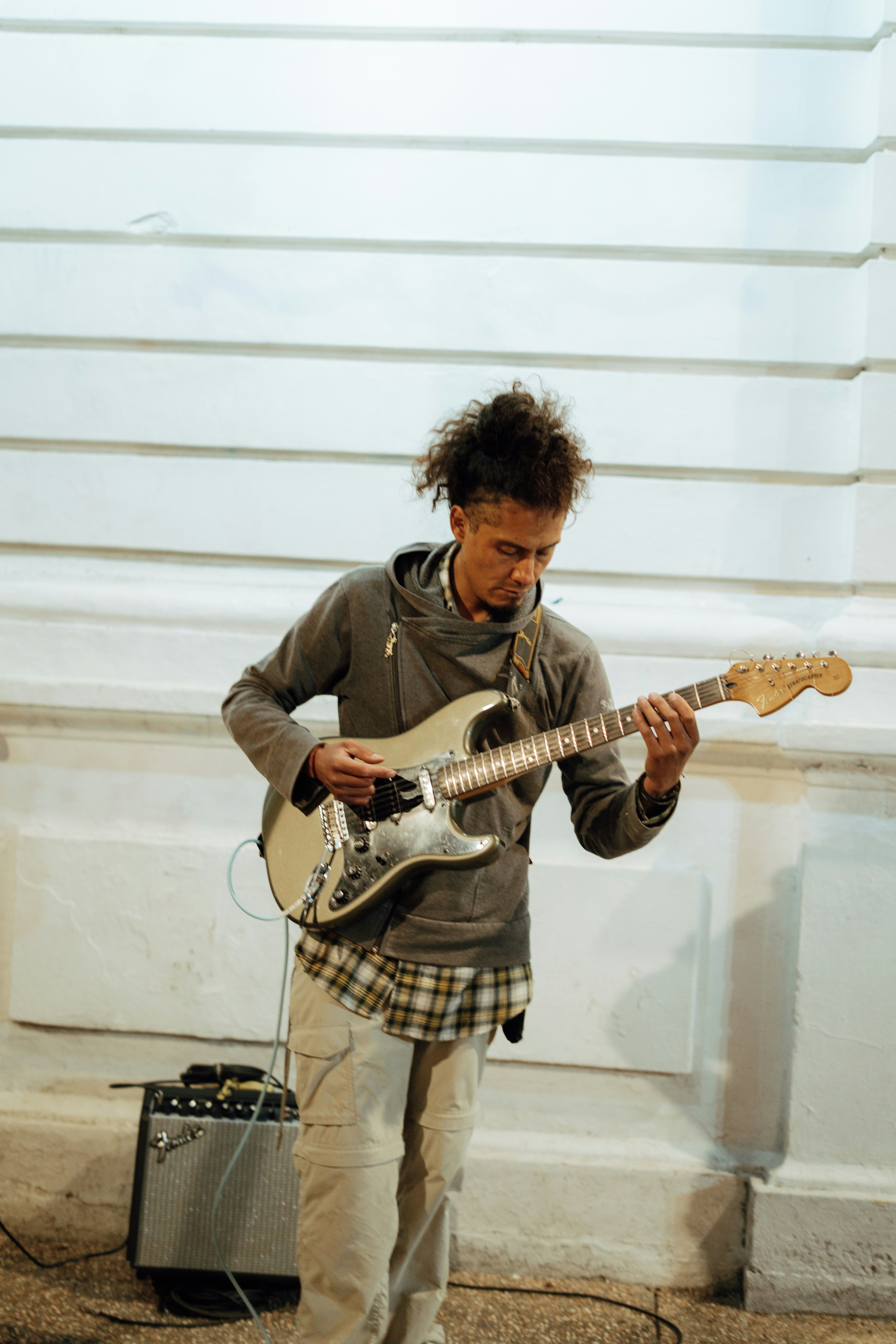 Musisi bermain gitar listrik di jalan
