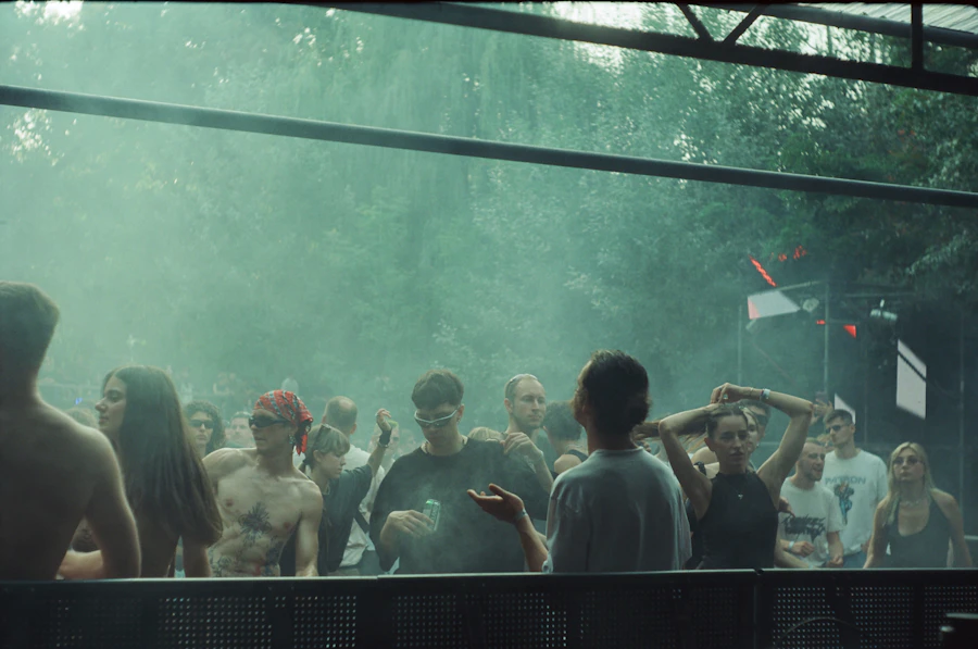 Gäste bei einem Open-Air-Event am Abend