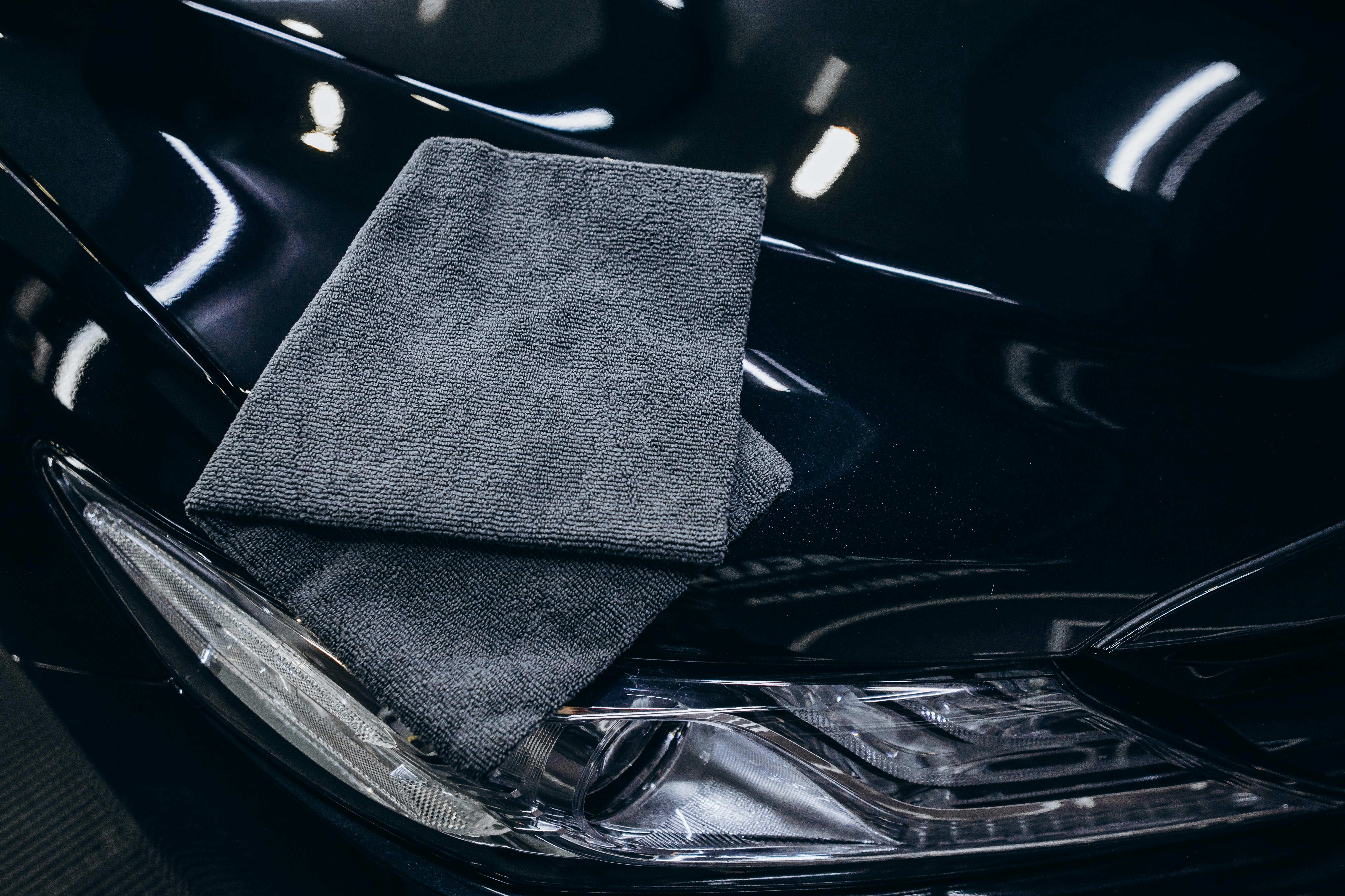 Tekstur halus kain microfiber untuk membersihkan debu