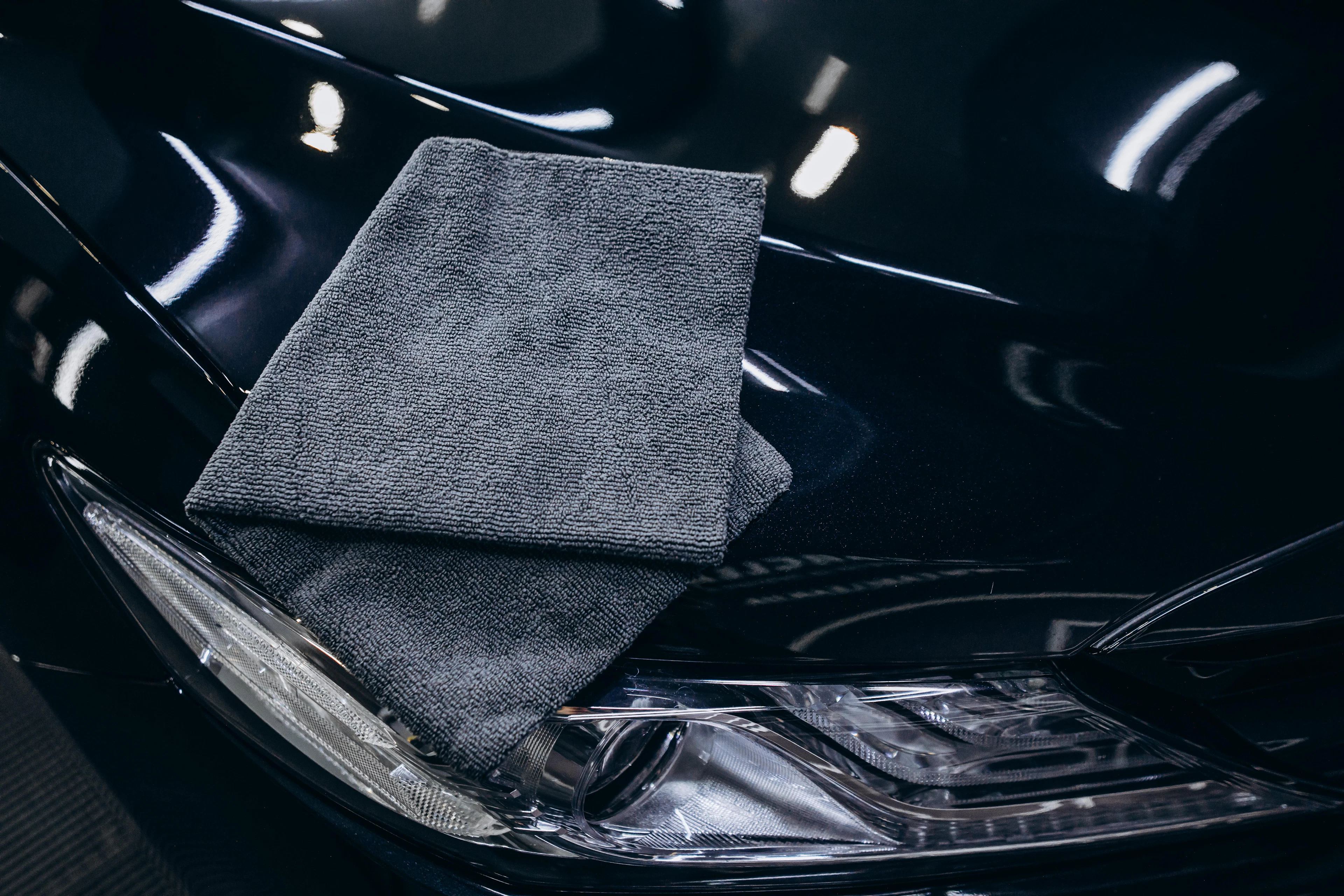 Chiffon microfibre posé sur un panneau fraîchement corrigé, prêt pour la dernière passe