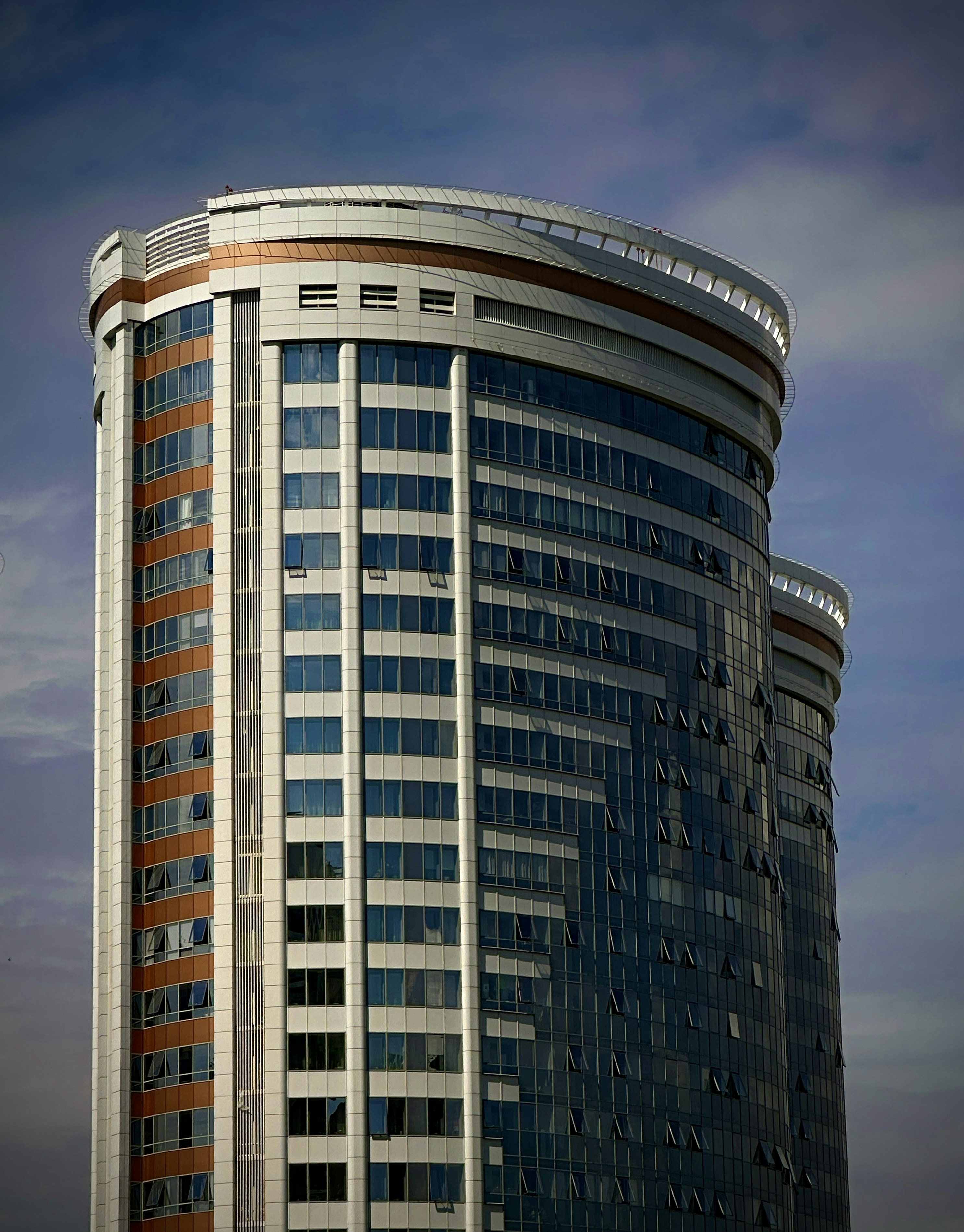 Moderner Wolkenkratzer mit Glasfenstern gegen den Himmel