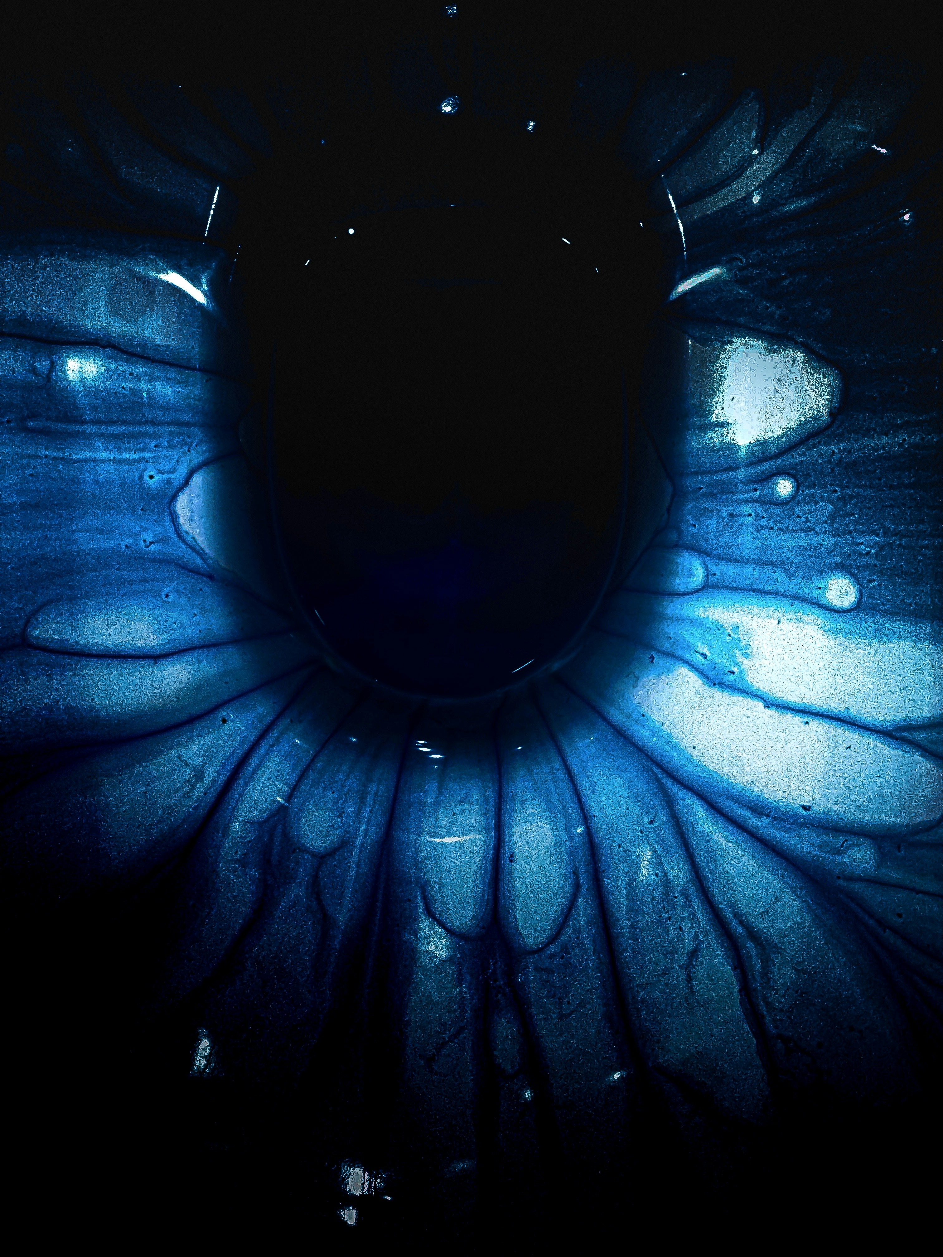 Abstrakte blaue und schwarze Fluid-Art mit Lichtreflexen