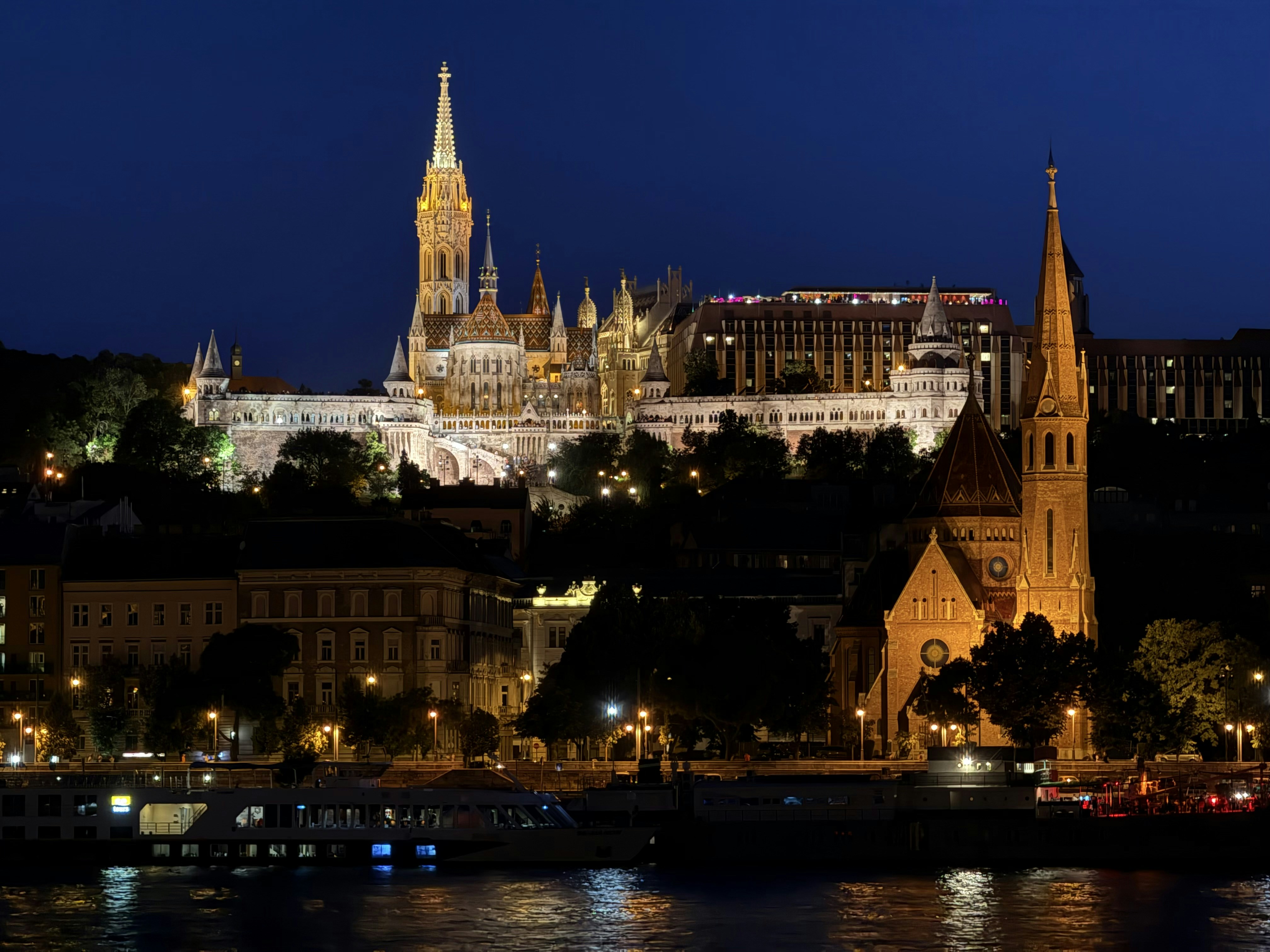 Edifícios históricos iluminados em uma colina à noite