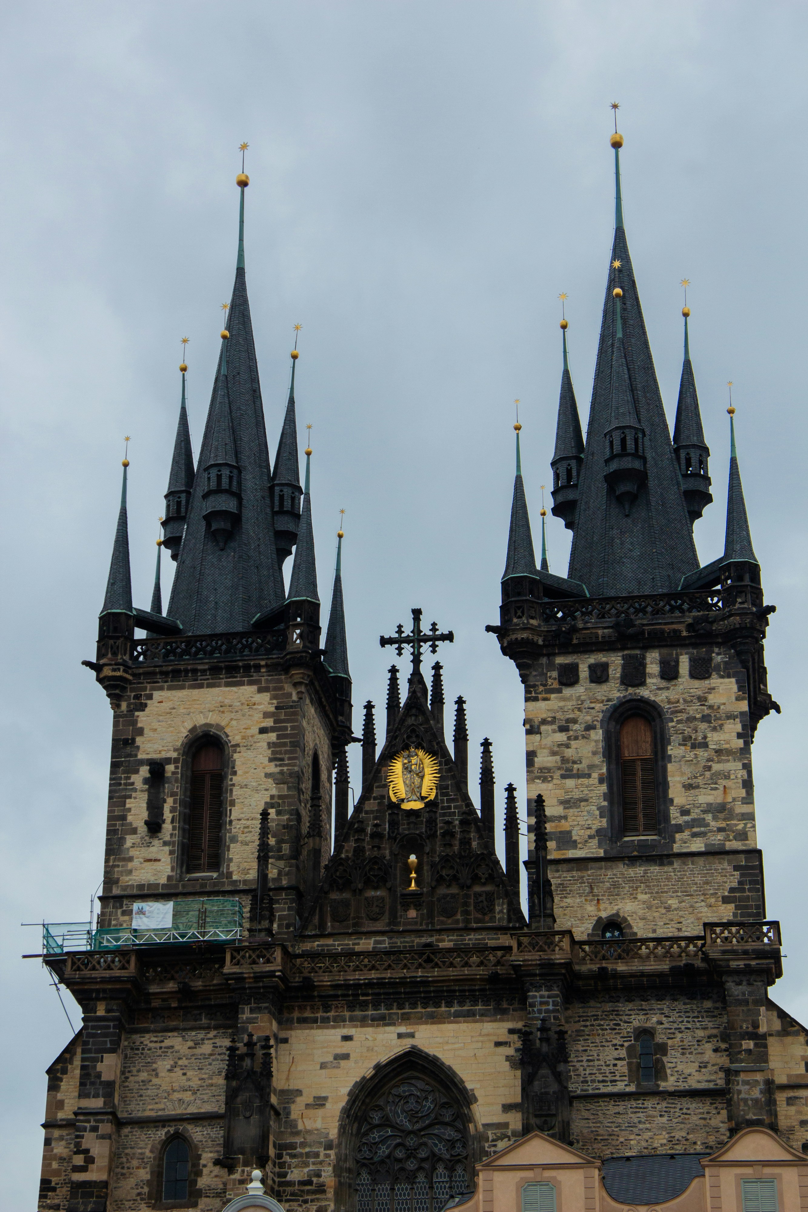 흐린 하늘을 배경으로 우뚝 솟은 고딕 양식의 교회