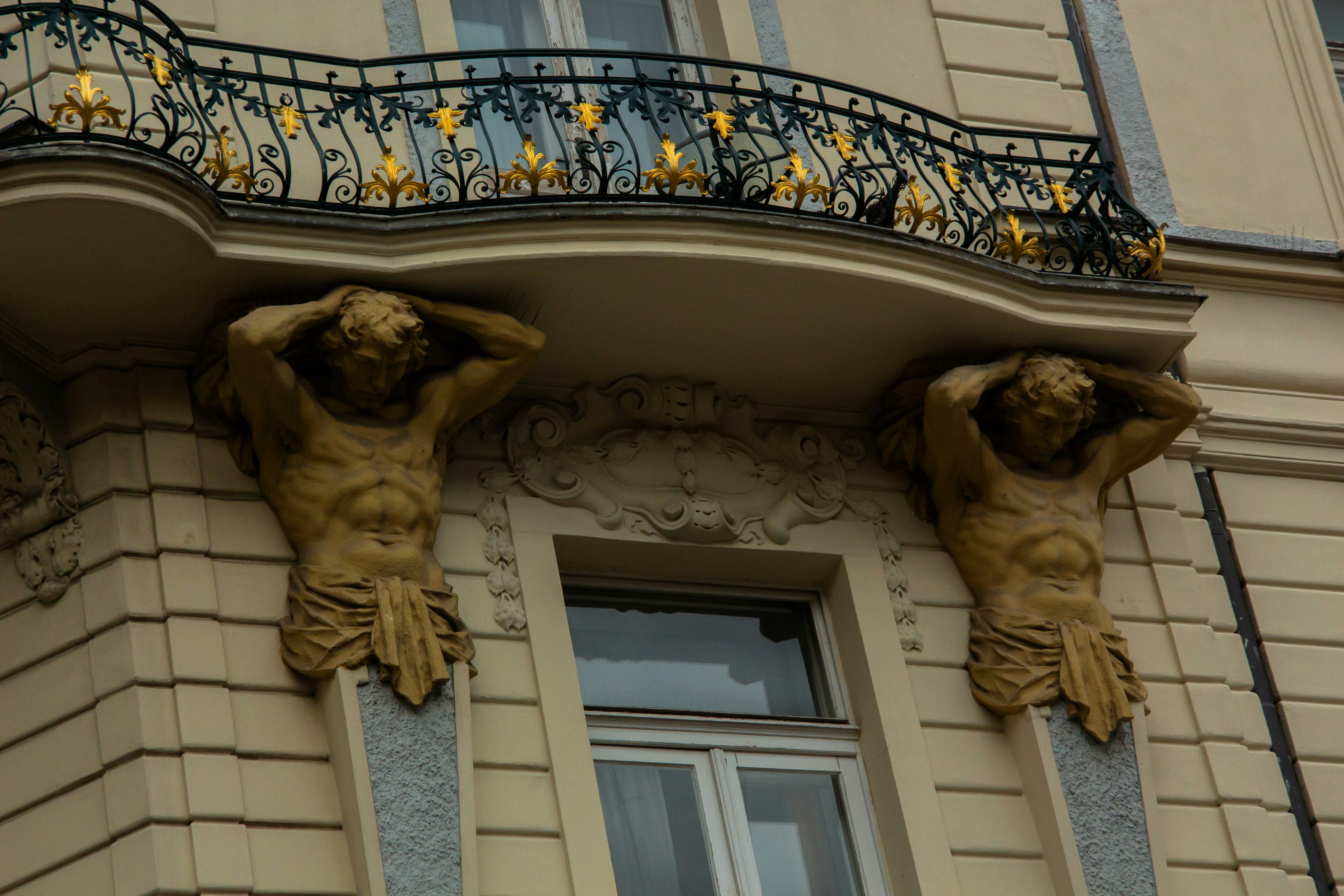 Architektonisches Detail mit Statuen, die den Balkon stützen