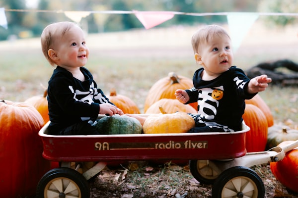 Bébés jumeaux en costume