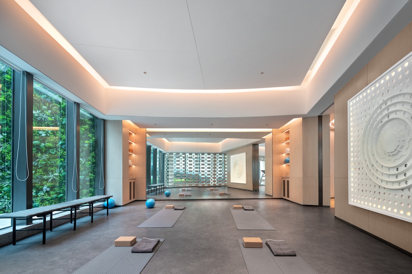 Estudio de yoga con luz natural y esterillas preparadas